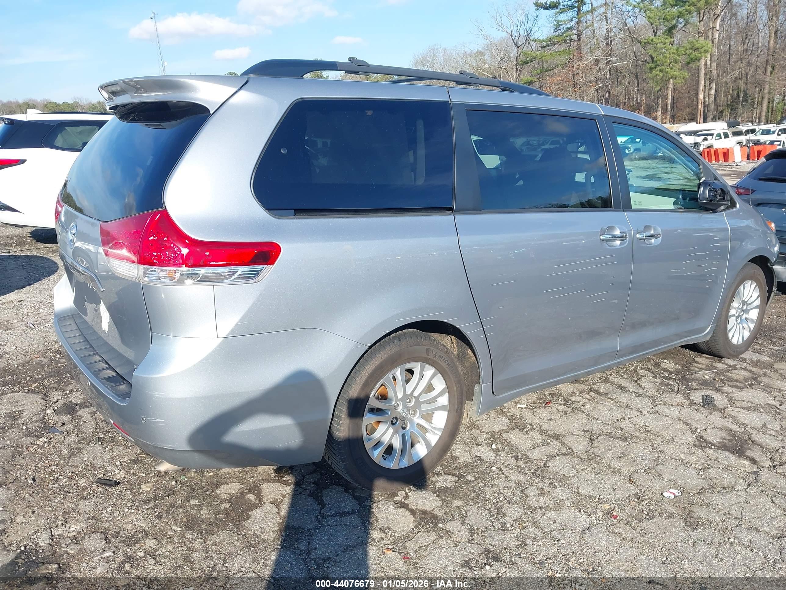 TOYOTA SIENNA image 4