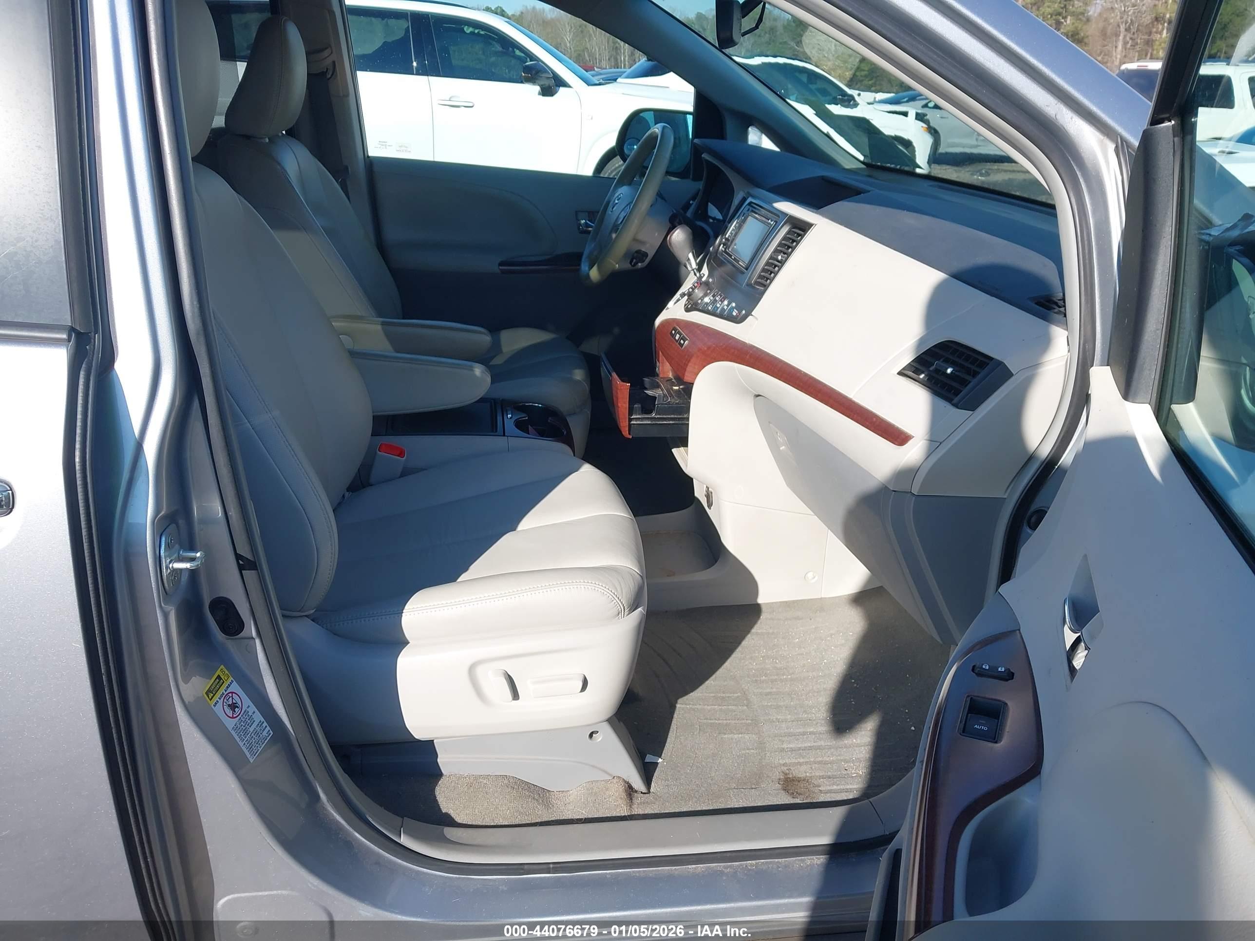TOYOTA SIENNA image 5