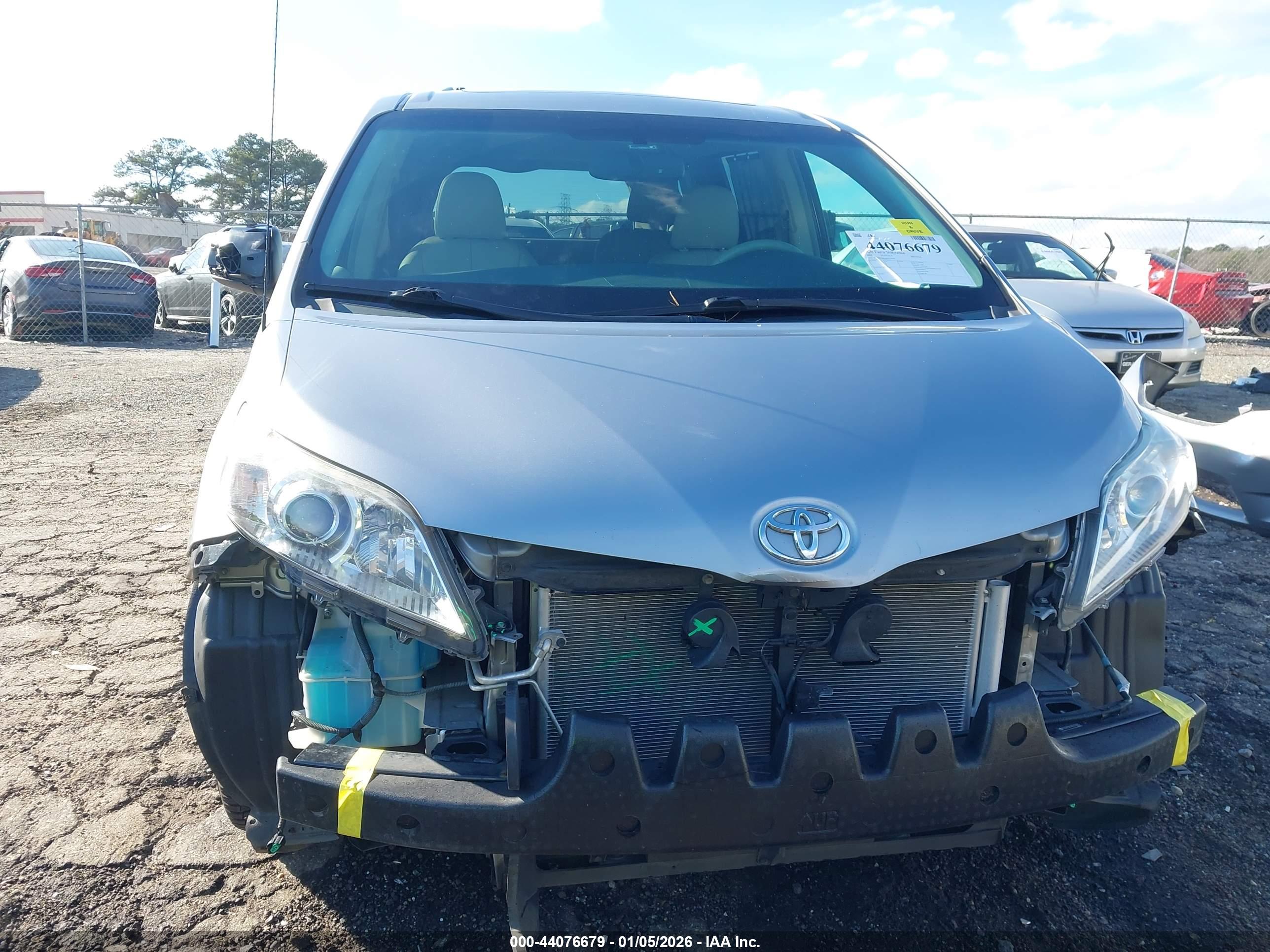 TOYOTA SIENNA image 6