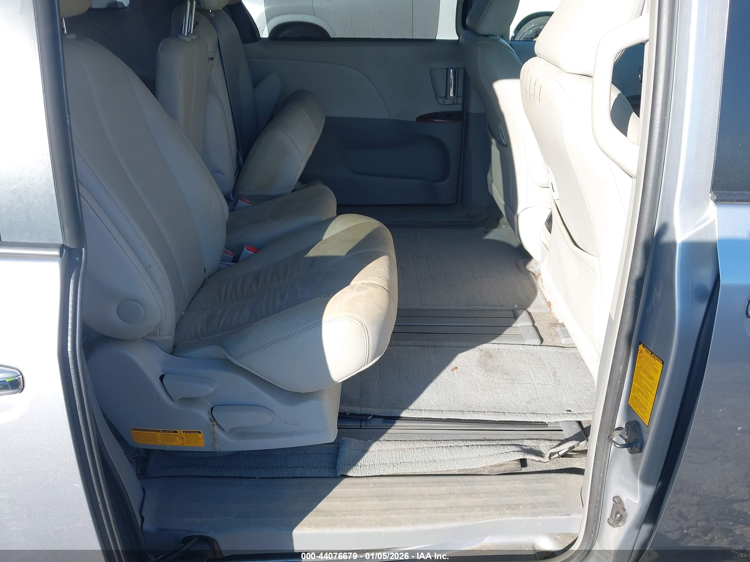 TOYOTA SIENNA image 8