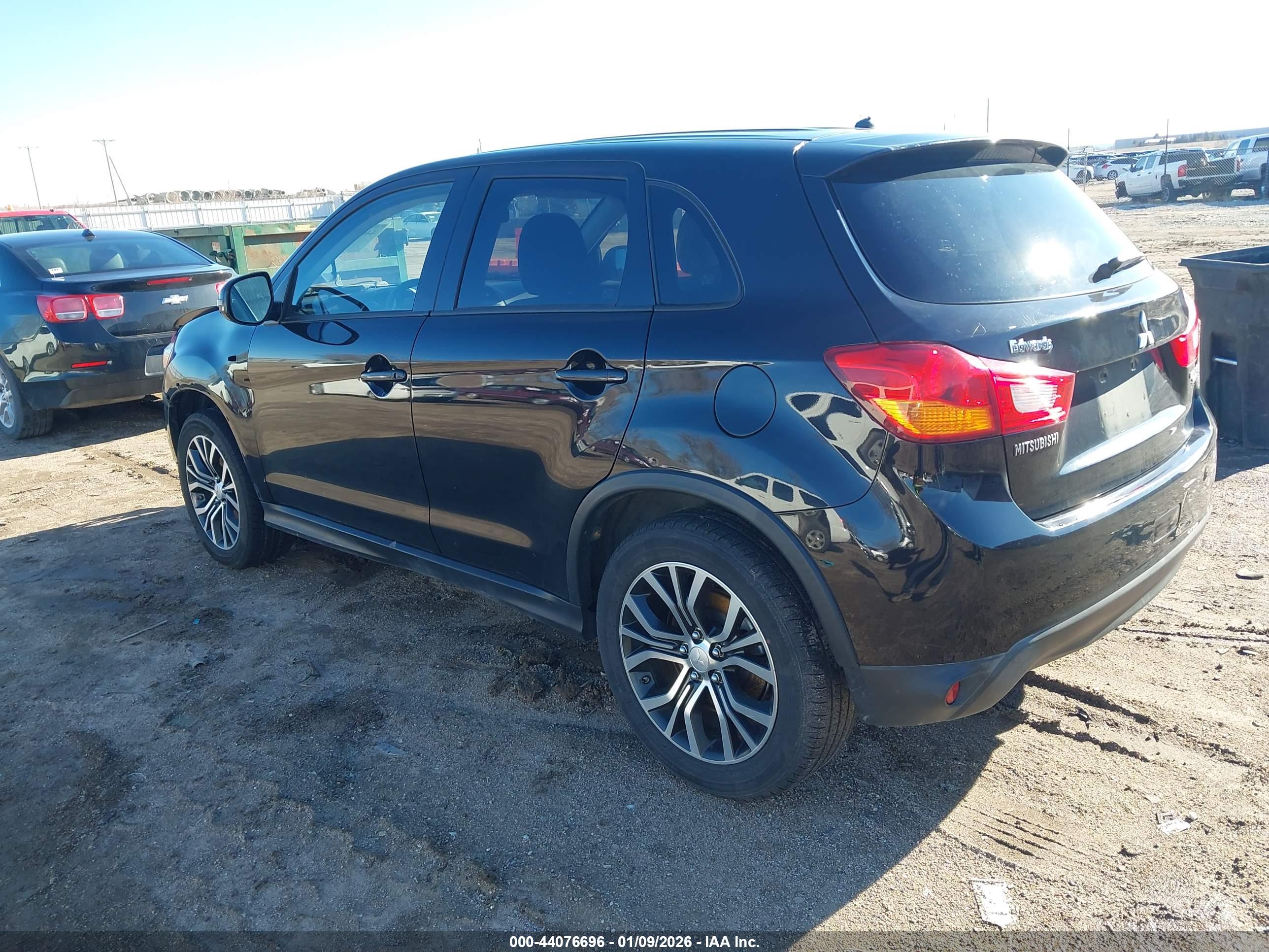 MITSUBISHI OUTLANDER image 3