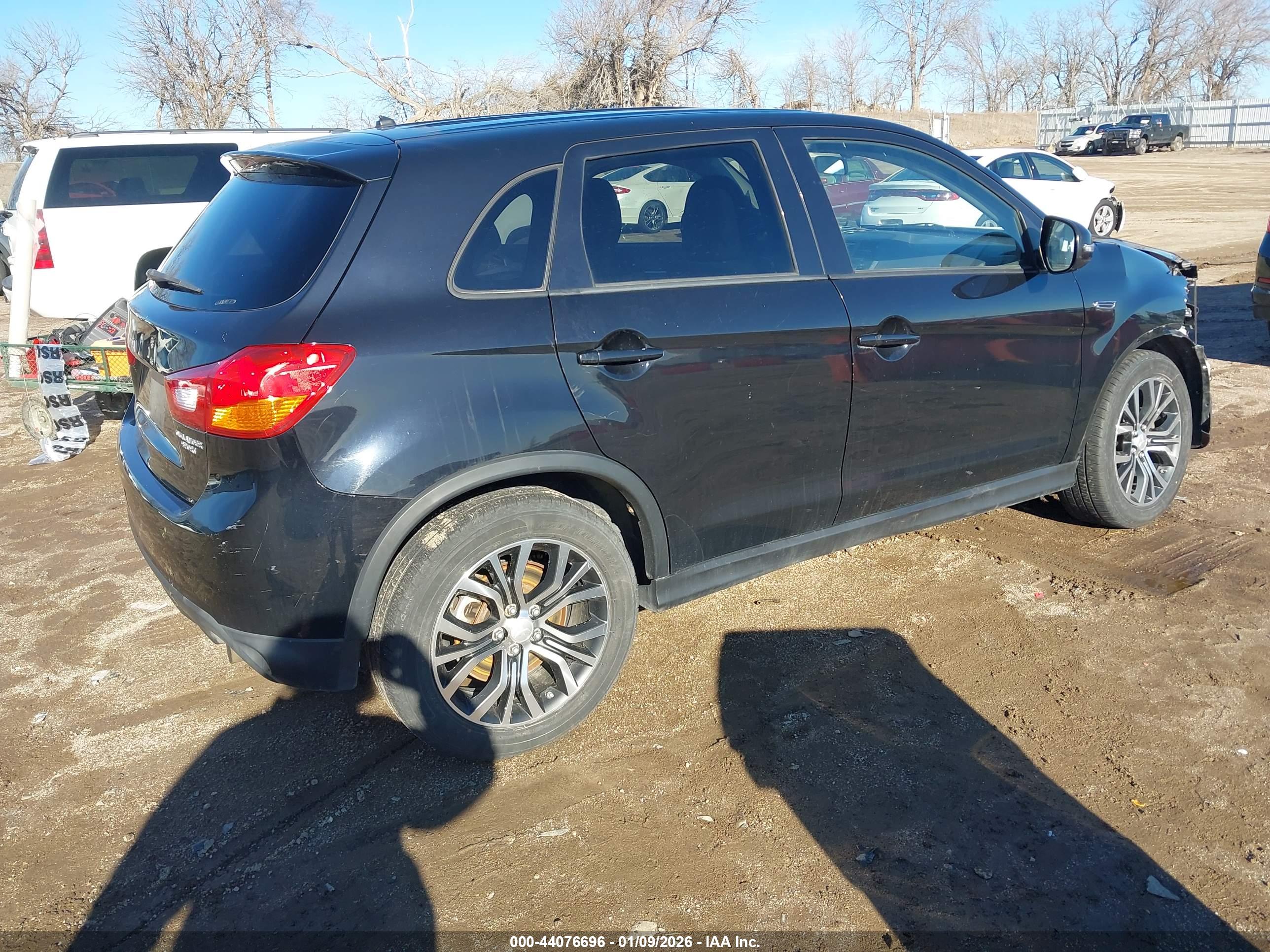 MITSUBISHI OUTLANDER image 4