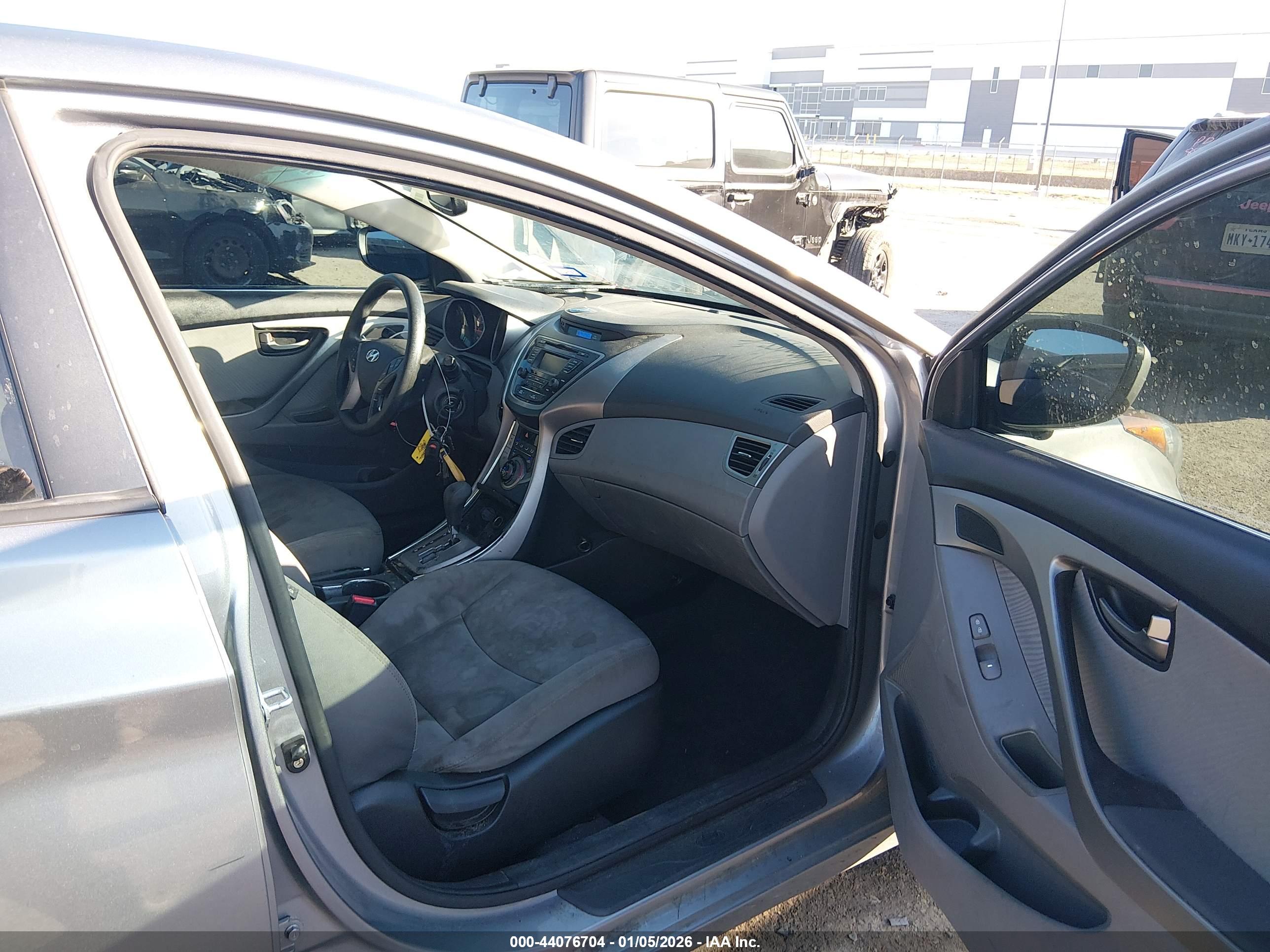HYUNDAI ELANTRA image 5