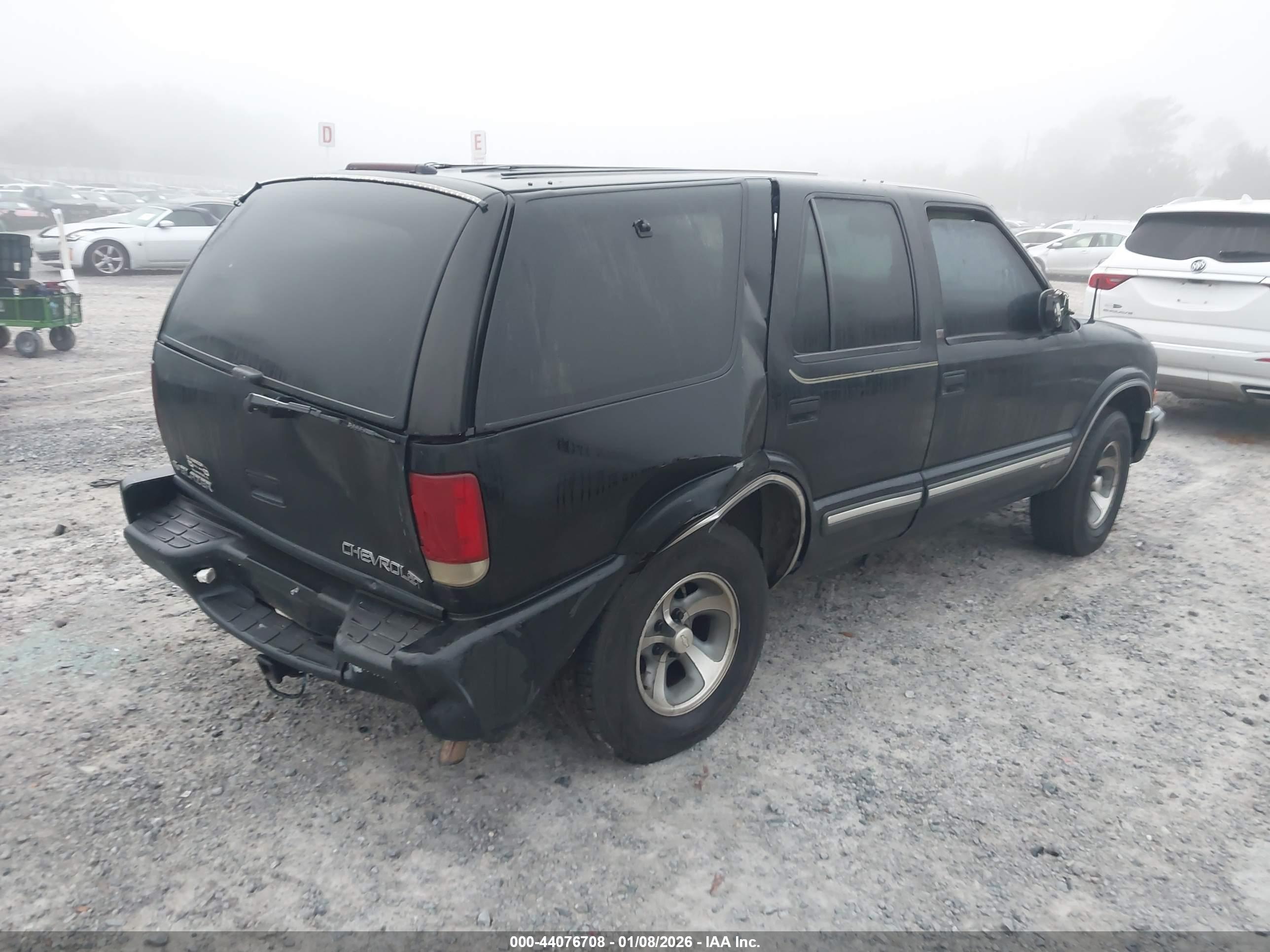 CHEVROLET BLAZER image 4