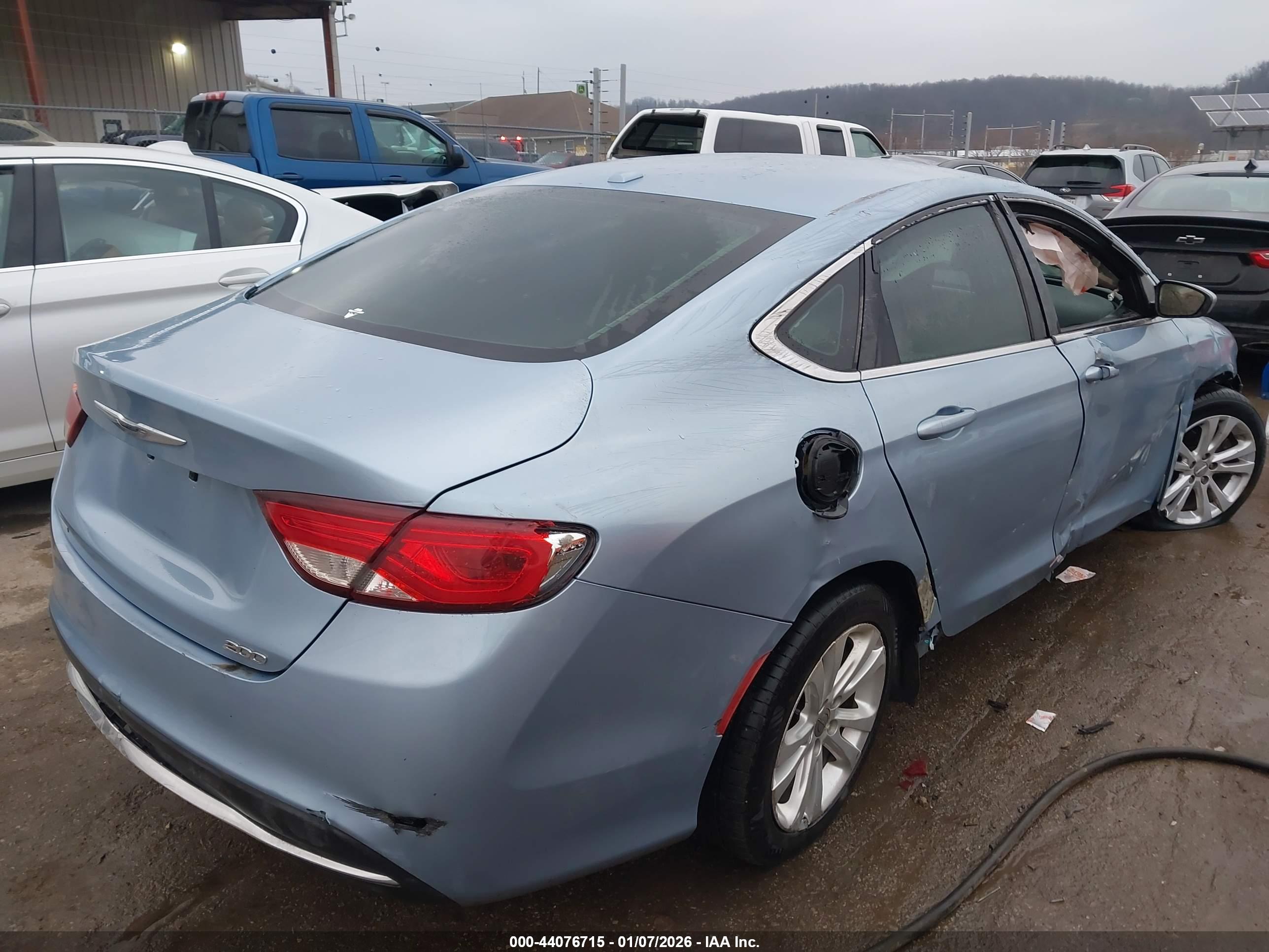 CHRYSLER 200 image 4