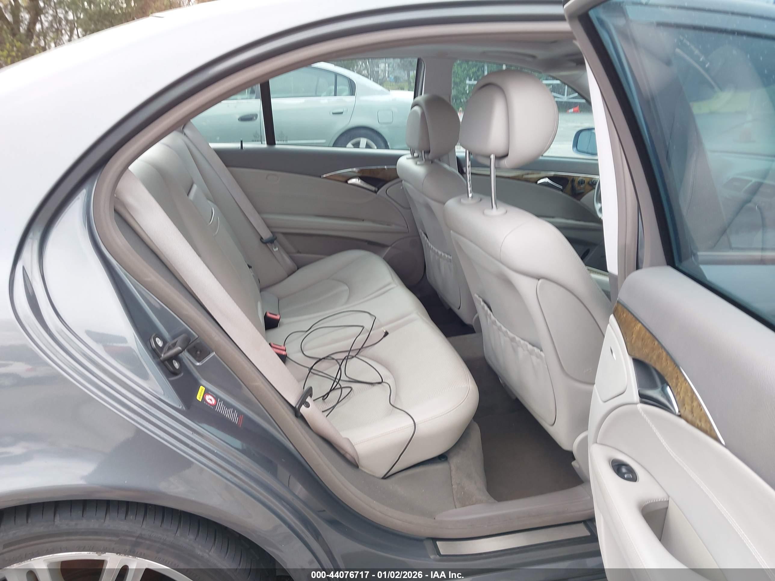 MERCEDES-BENZ E image 8