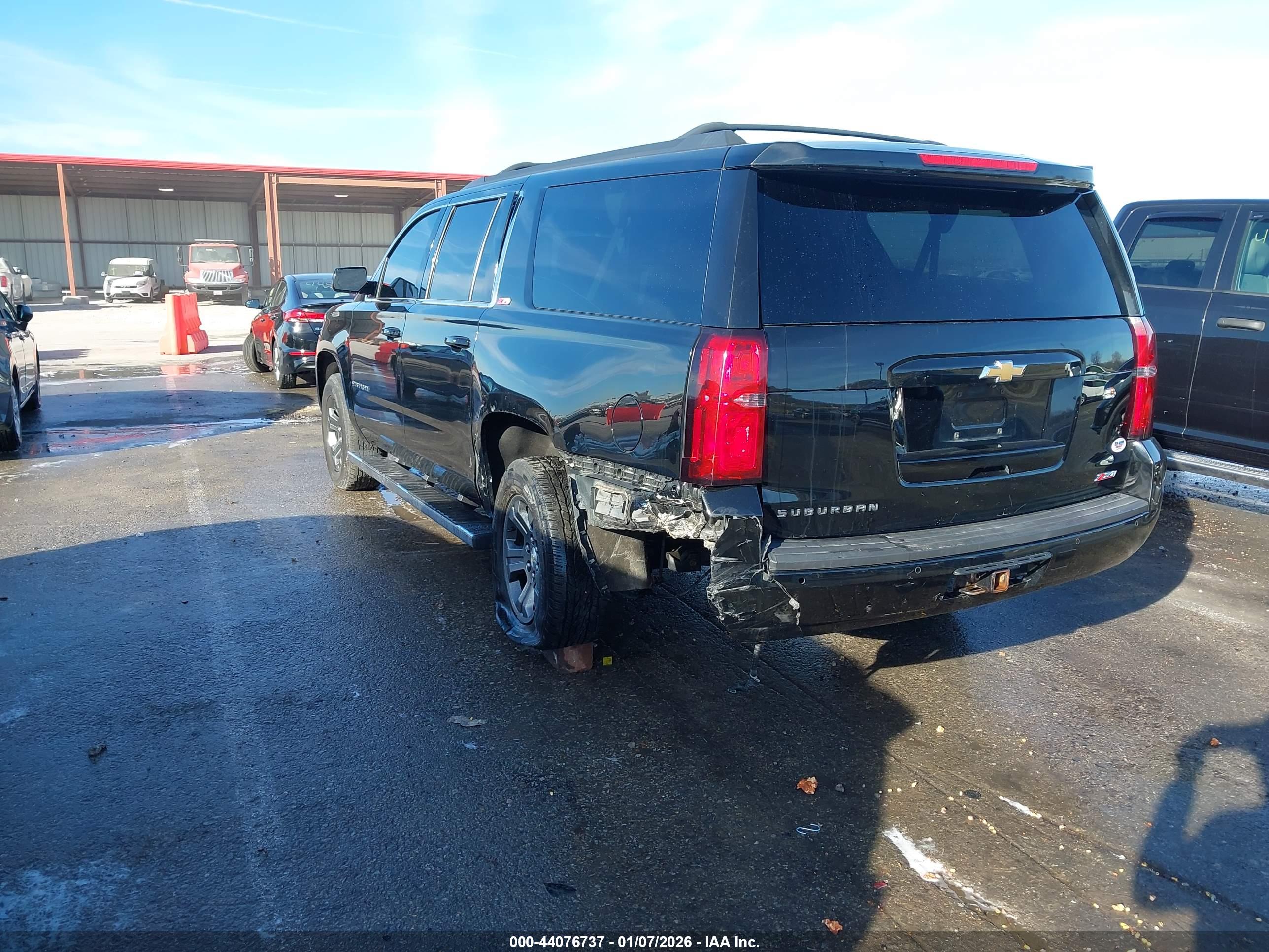 CHEVROLET SUBURBAN image 3
