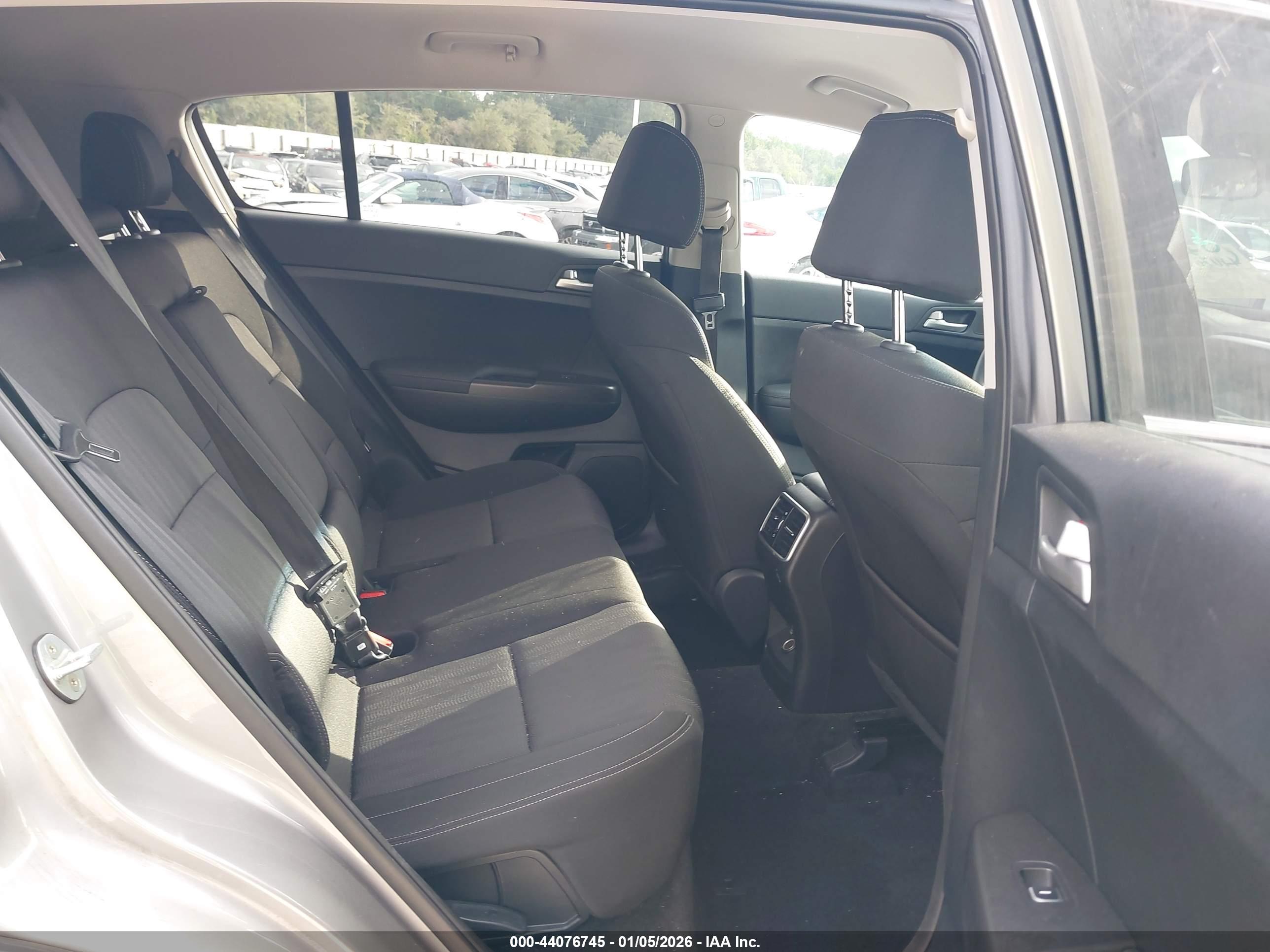 KIA SPORTAGE image 8