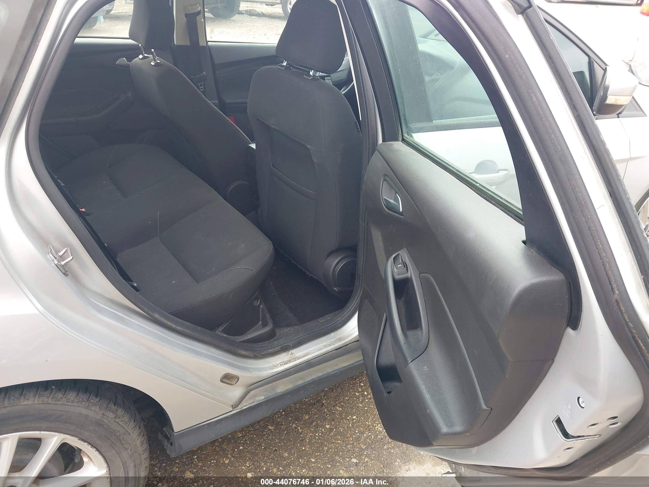 FORD FOCUS image 8