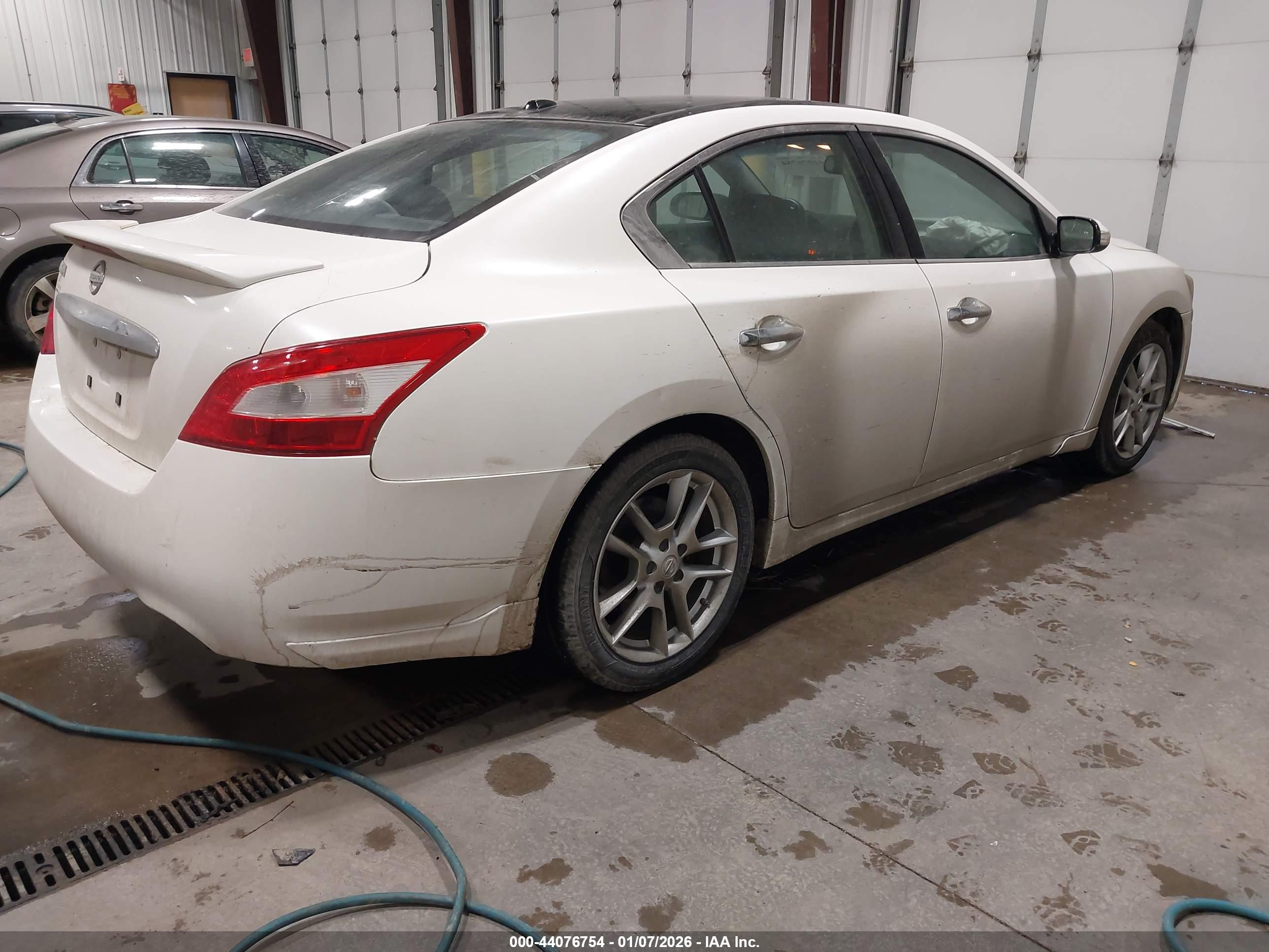 NISSAN MAXIMA image 4