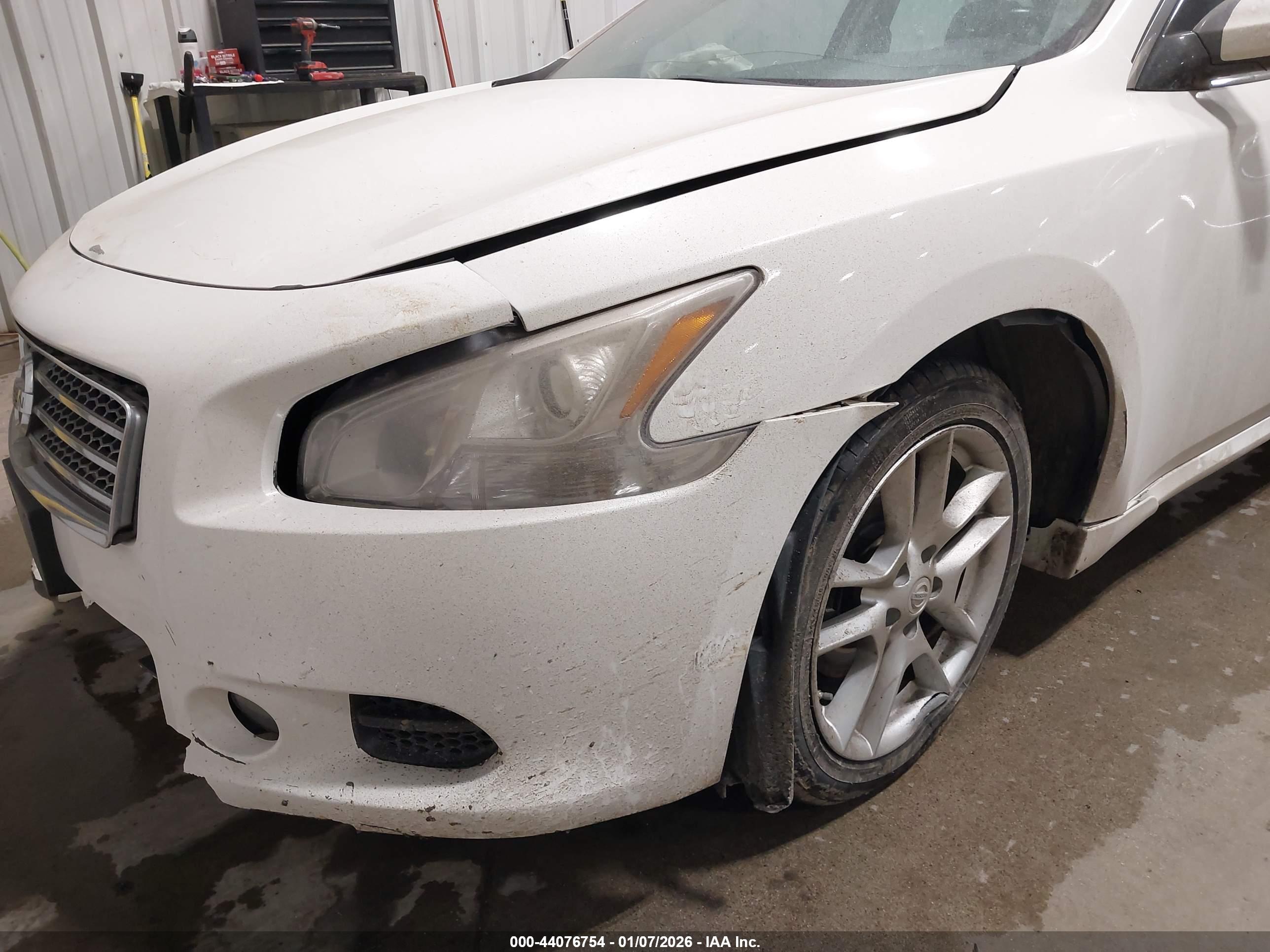 NISSAN MAXIMA image 6