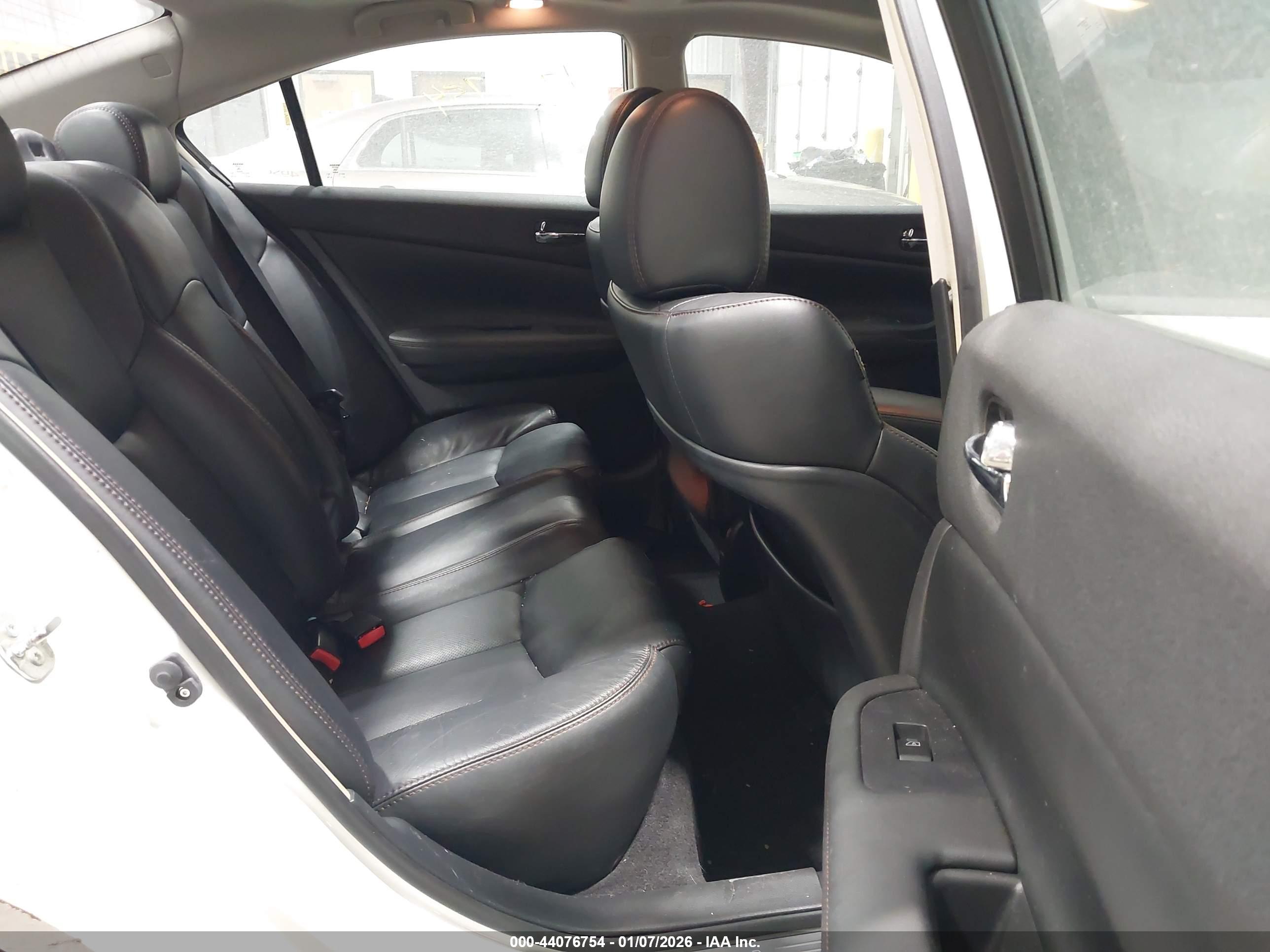 NISSAN MAXIMA image 8