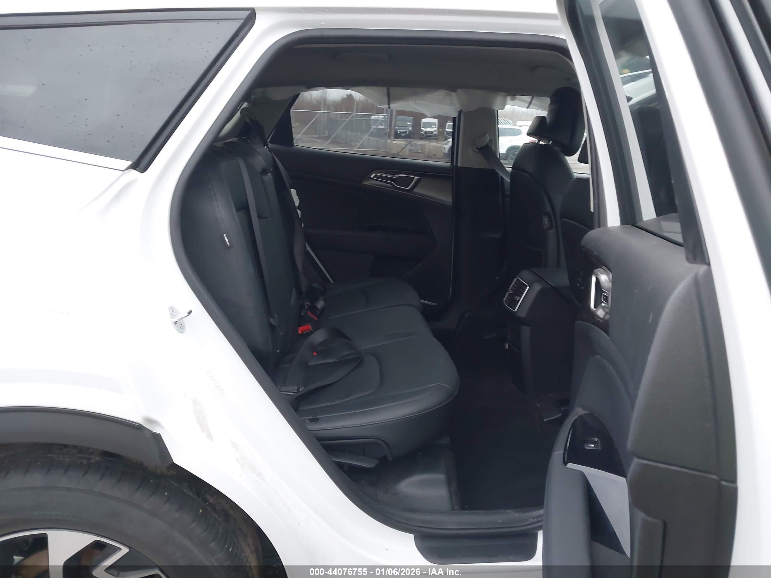 KIA SPORTAGE image 8