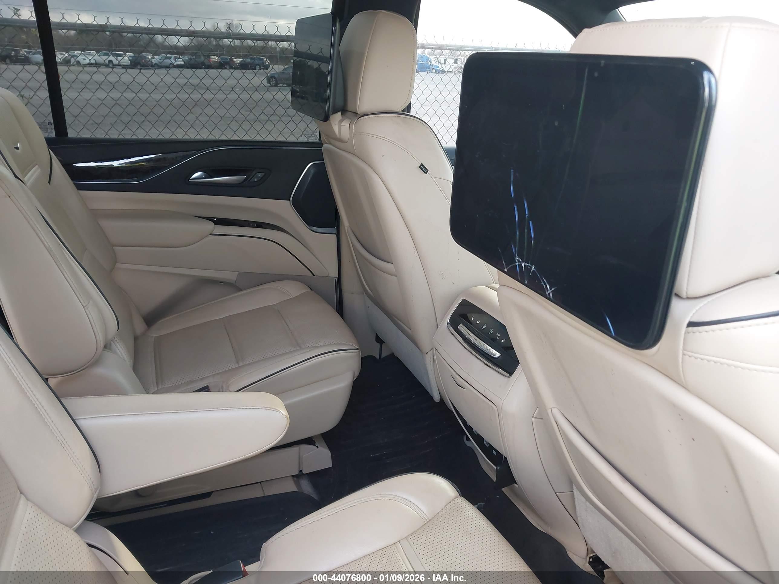 CADILLAC ESCALADE image 8