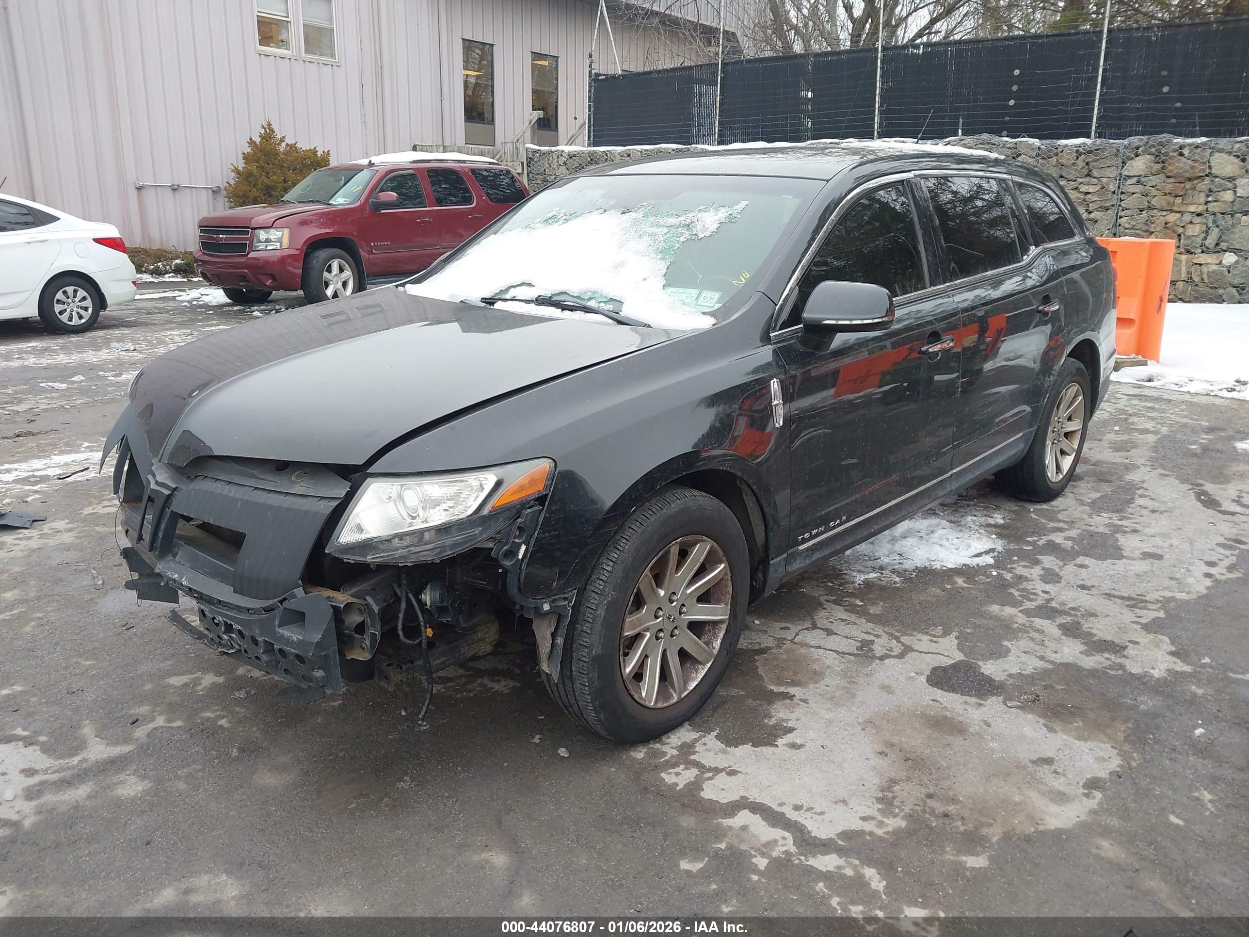 LINCOLN MKT image 2