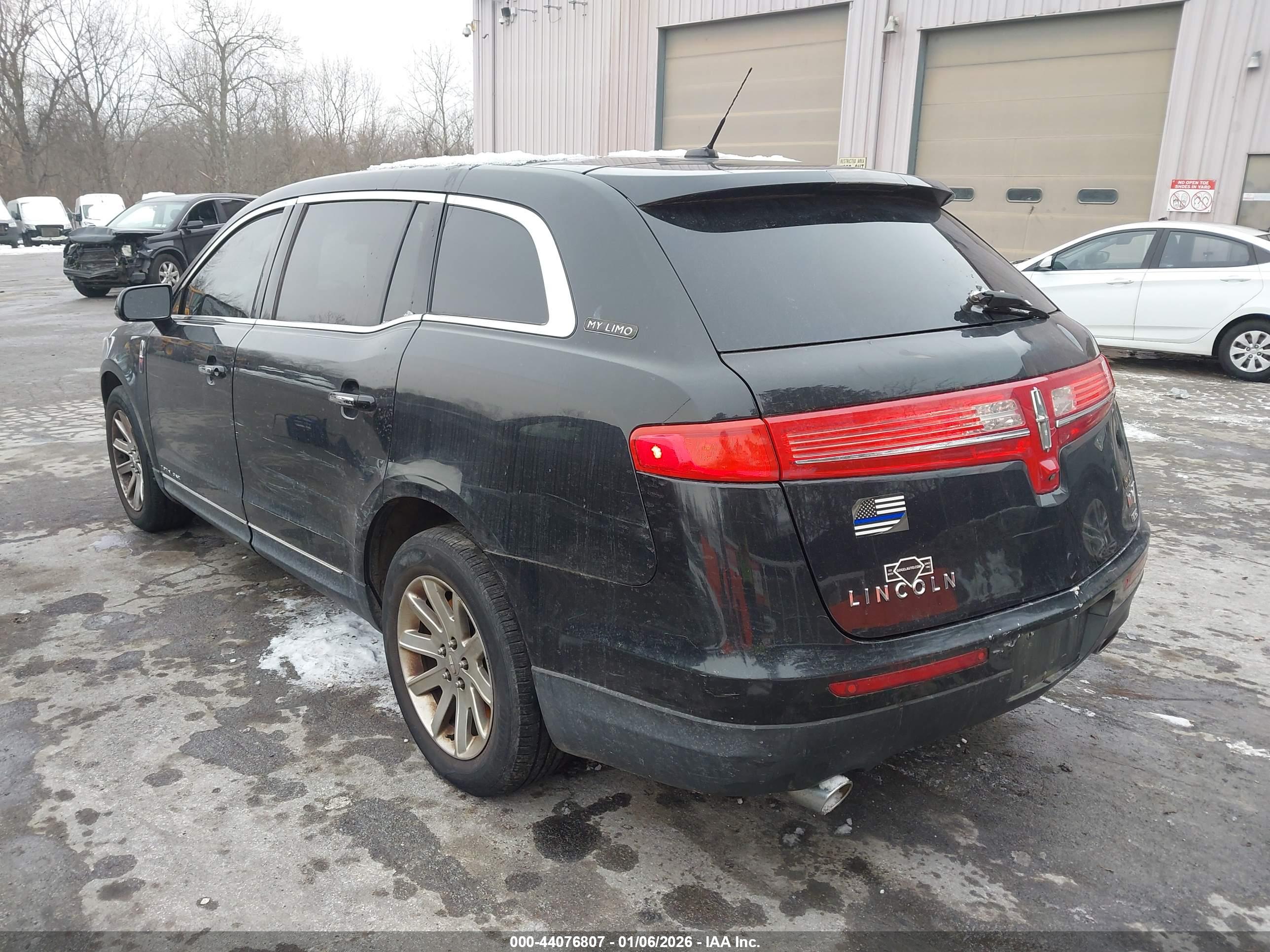 LINCOLN MKT image 3