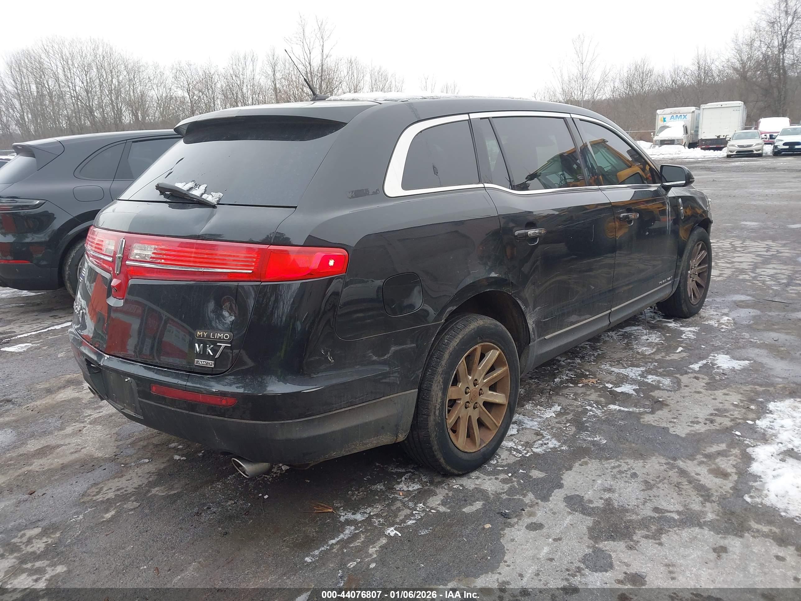 LINCOLN MKT image 4