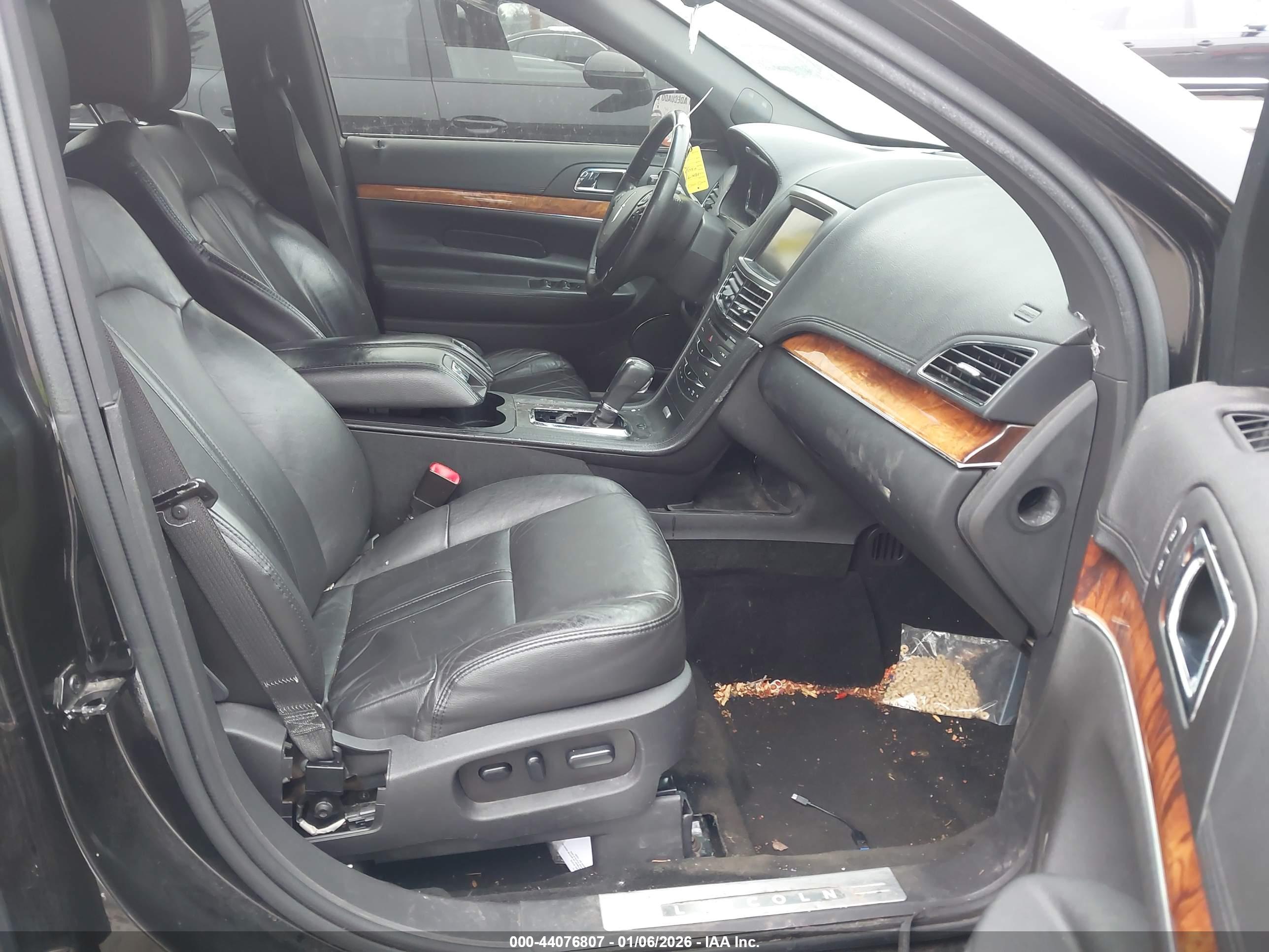 LINCOLN MKT image 5