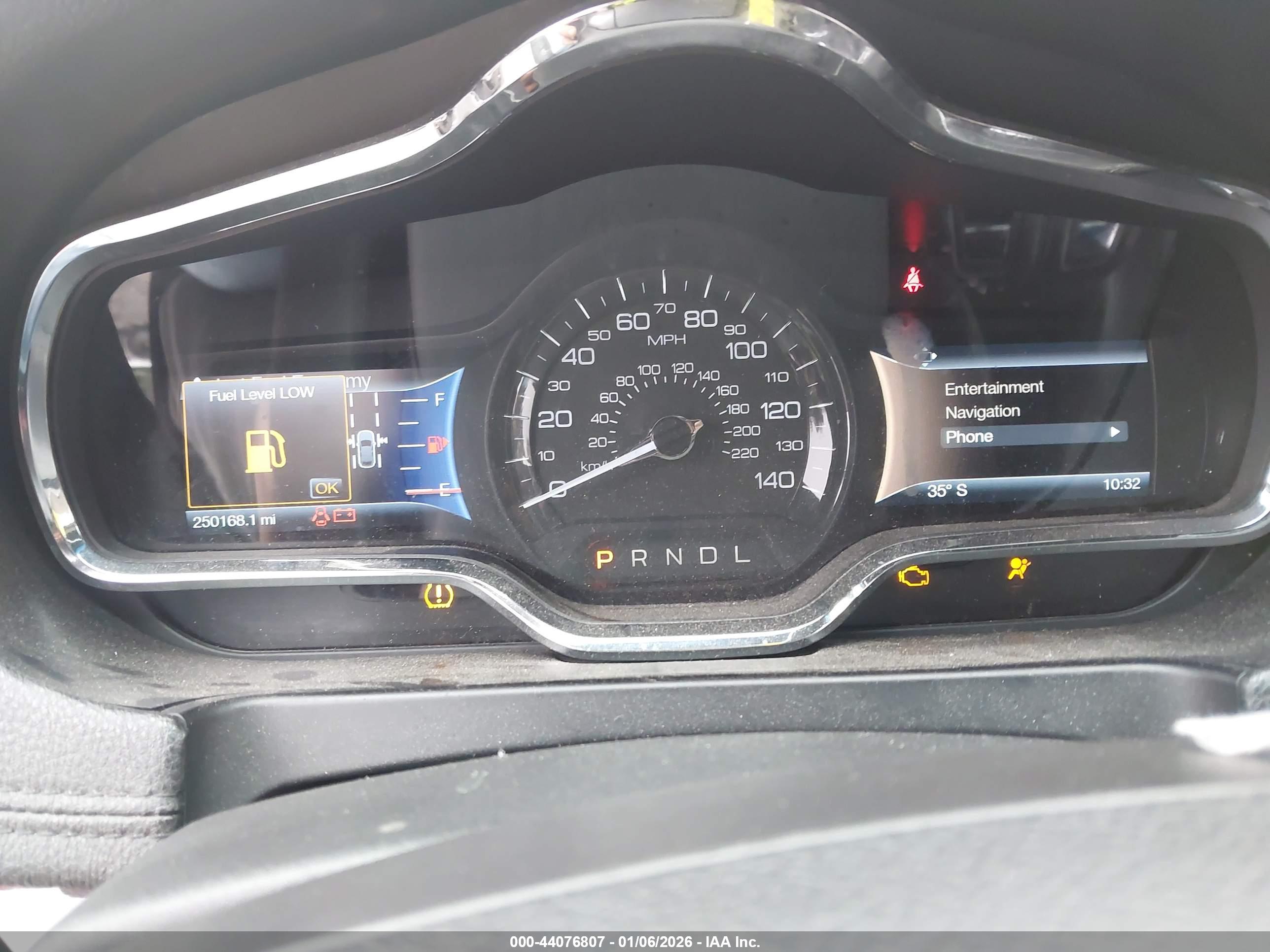 LINCOLN MKT image 7
