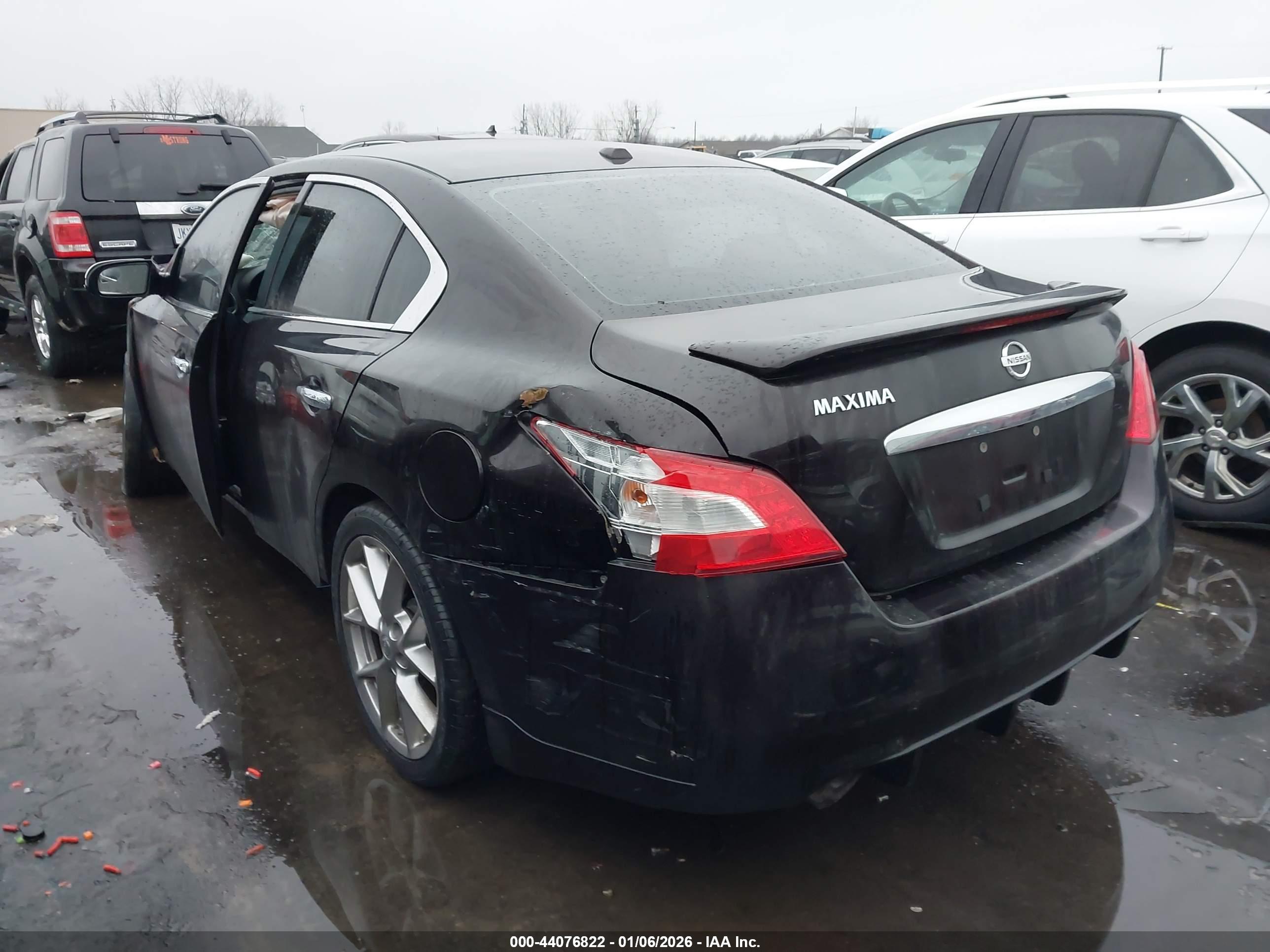 NISSAN MAXIMA image 3