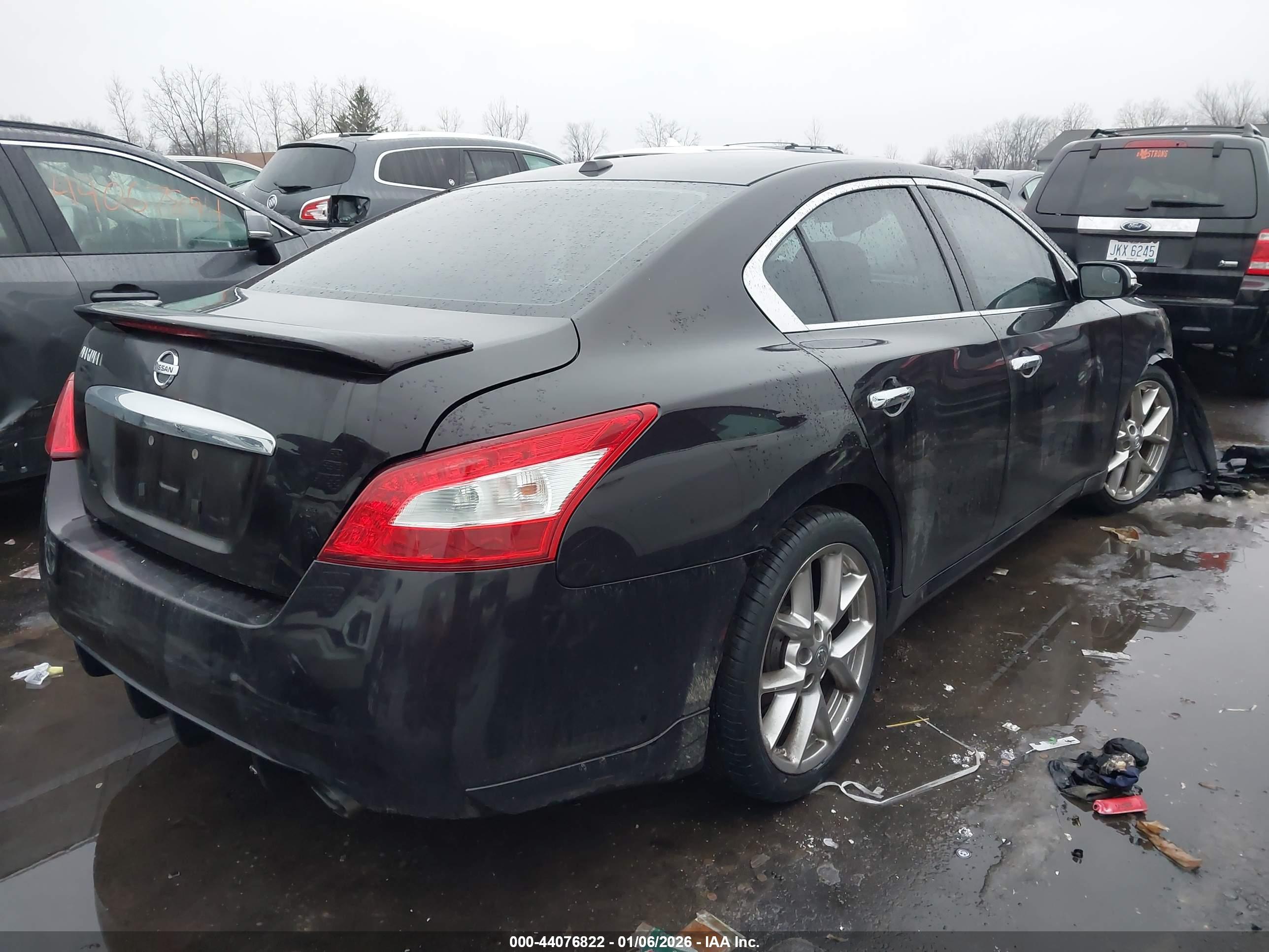 NISSAN MAXIMA image 4