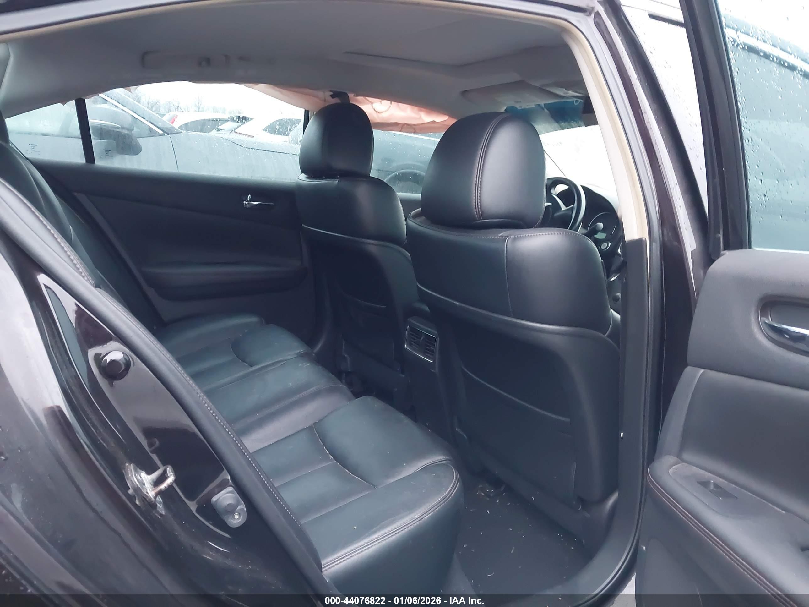 NISSAN MAXIMA image 8