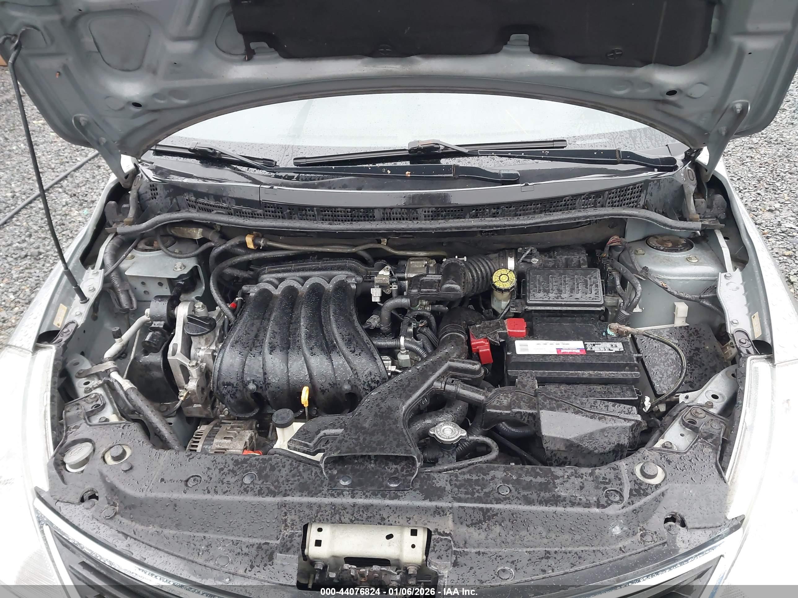 NISSAN VERSA image 10