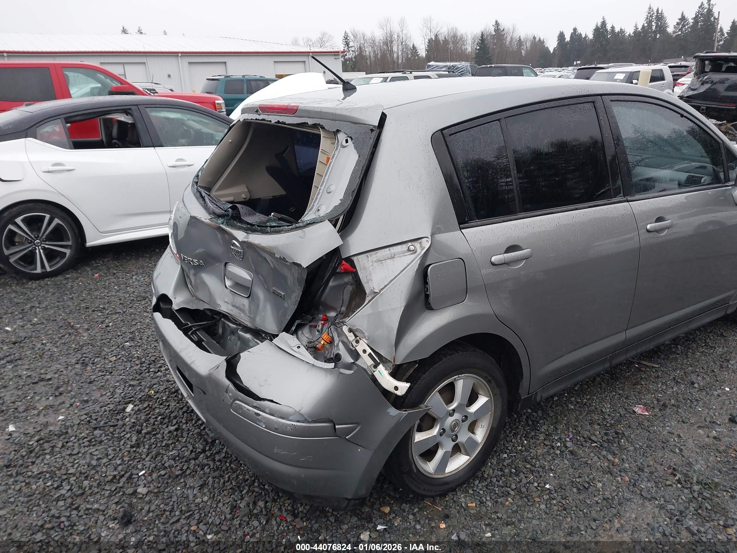 NISSAN VERSA image 6