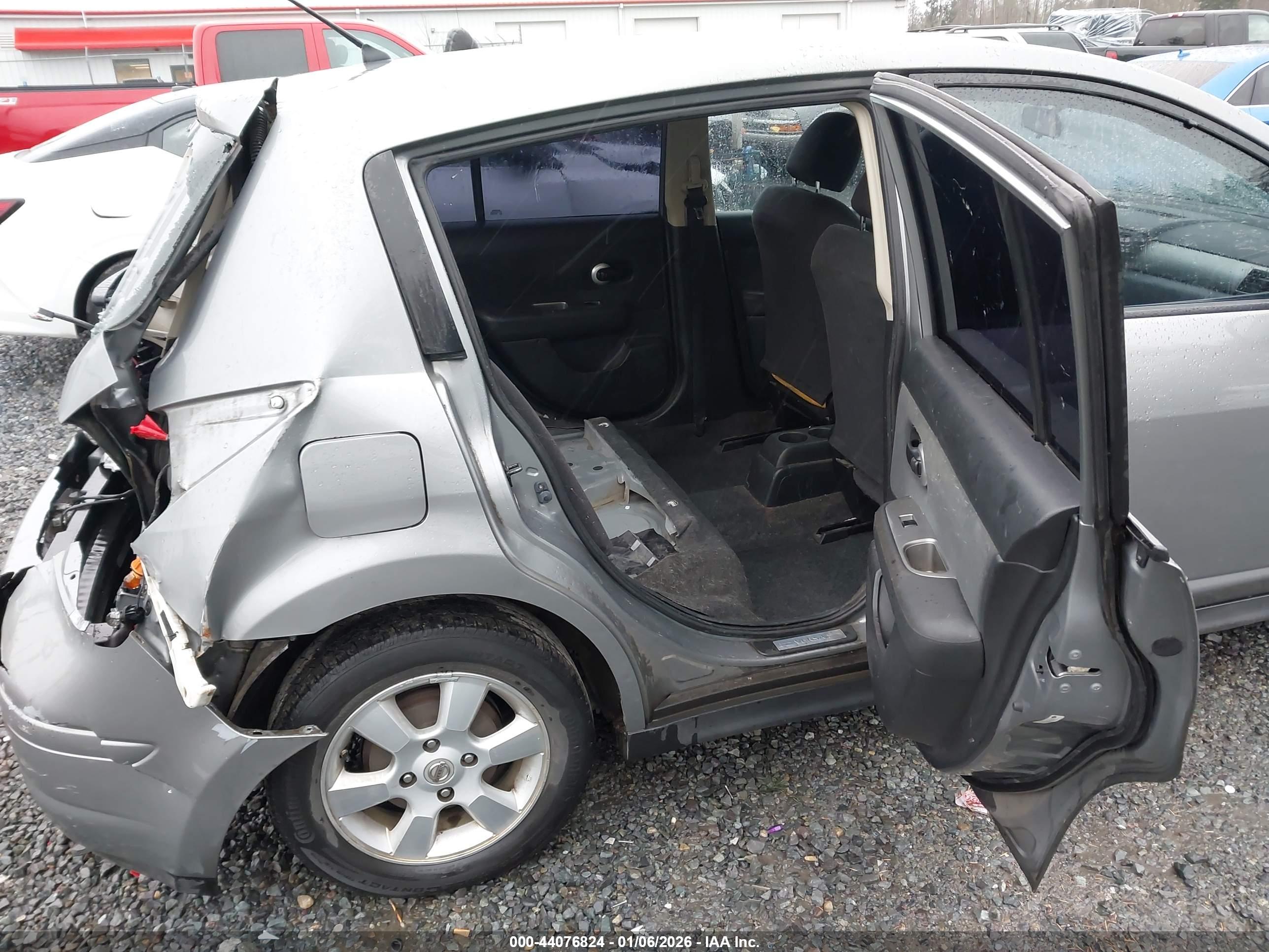 NISSAN VERSA image 8