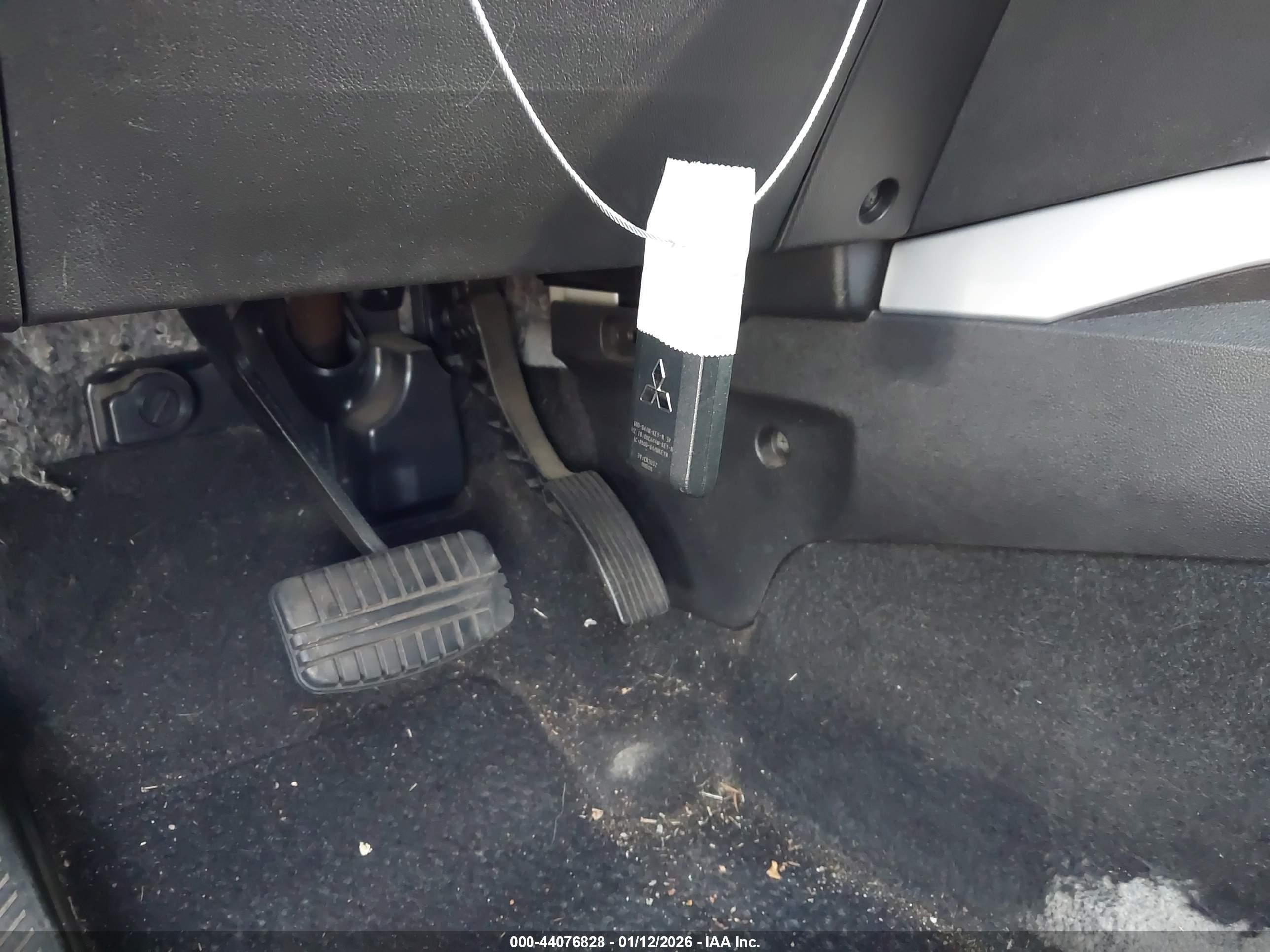 MITSUBISHI OUTLANDER image 11