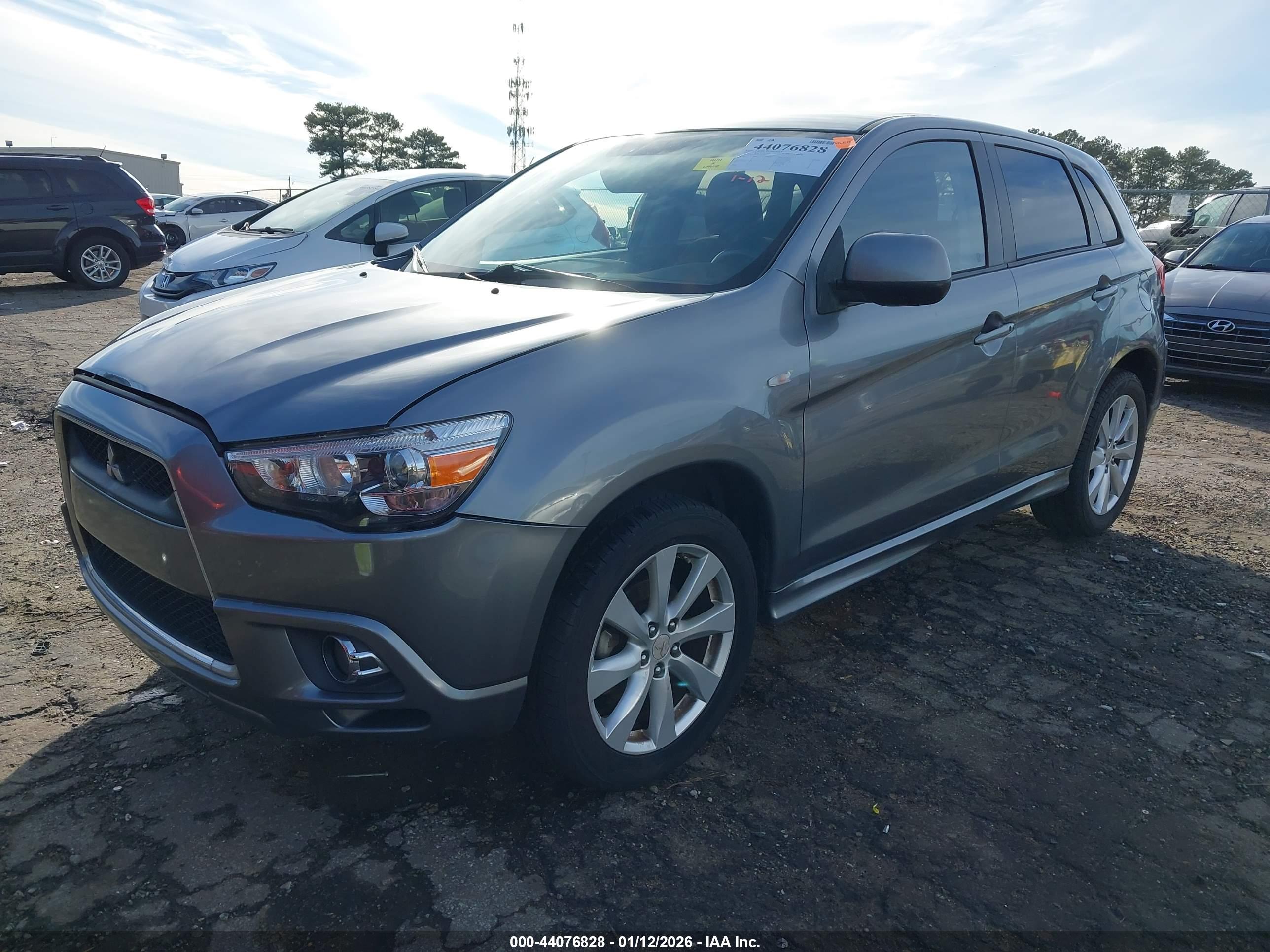 MITSUBISHI OUTLANDER image 2