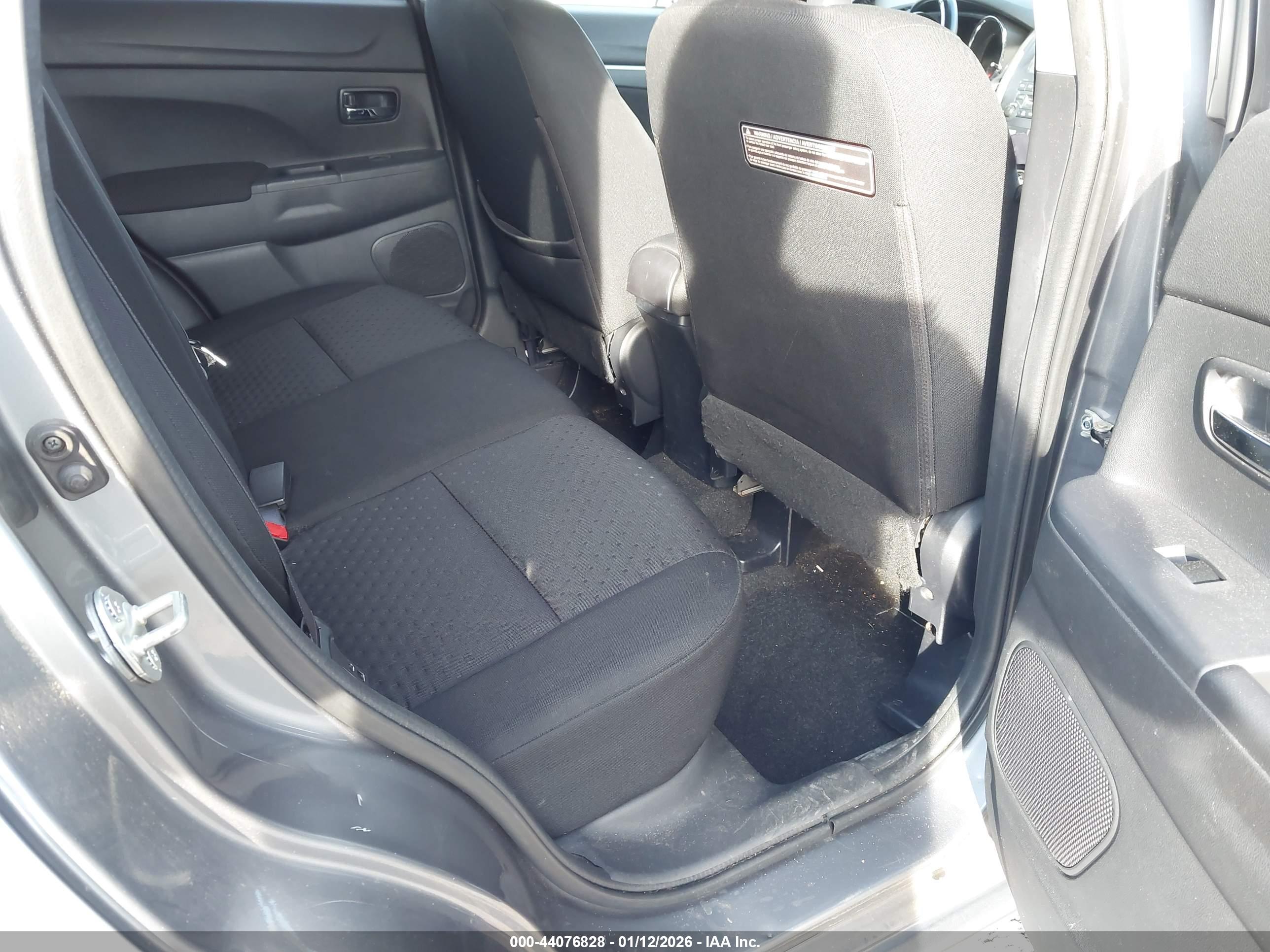 MITSUBISHI OUTLANDER image 8