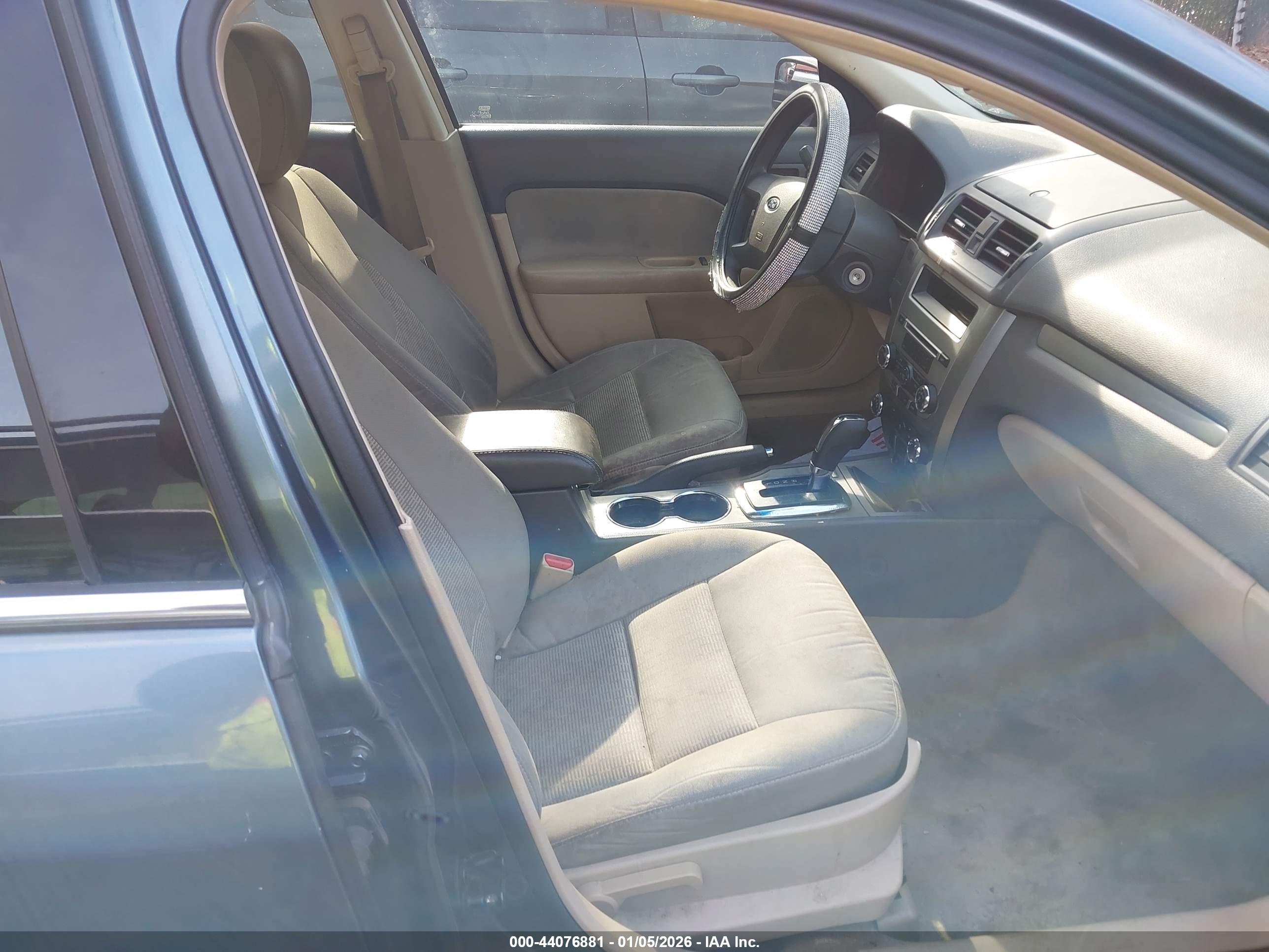 FORD FUSION image 5