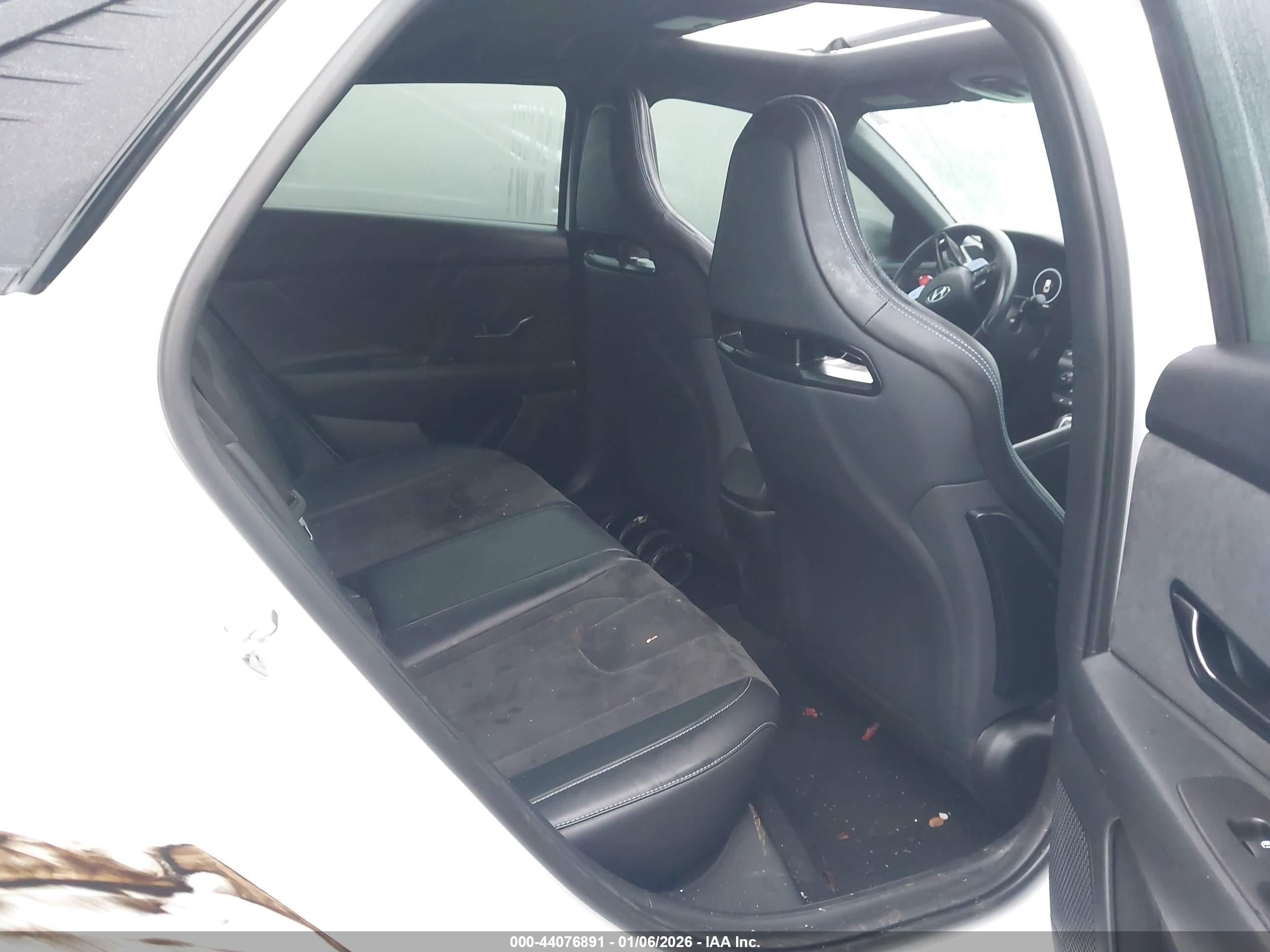 HYUNDAI ELANTRA image 8