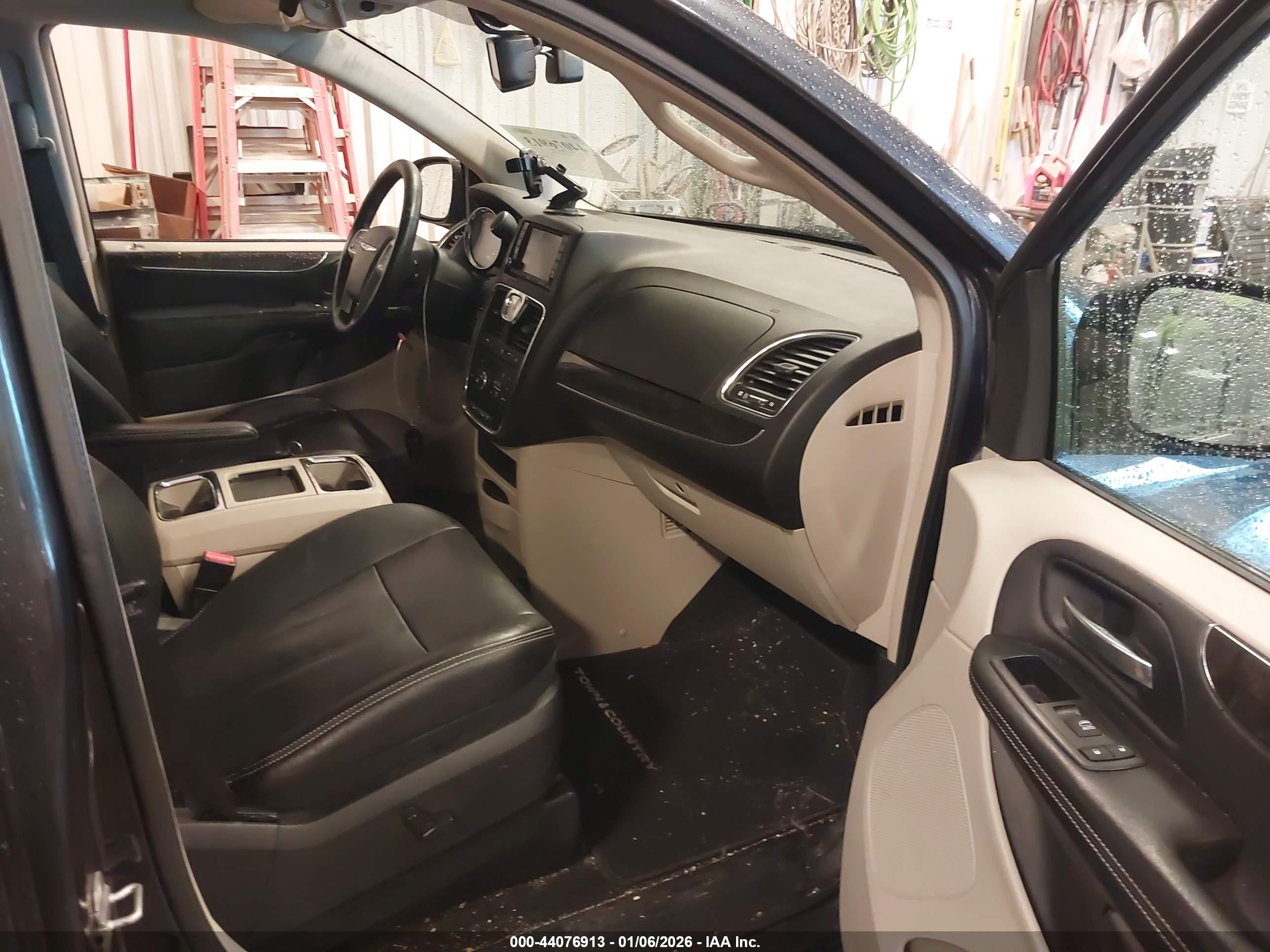 CHRYSLER TOWN image 5