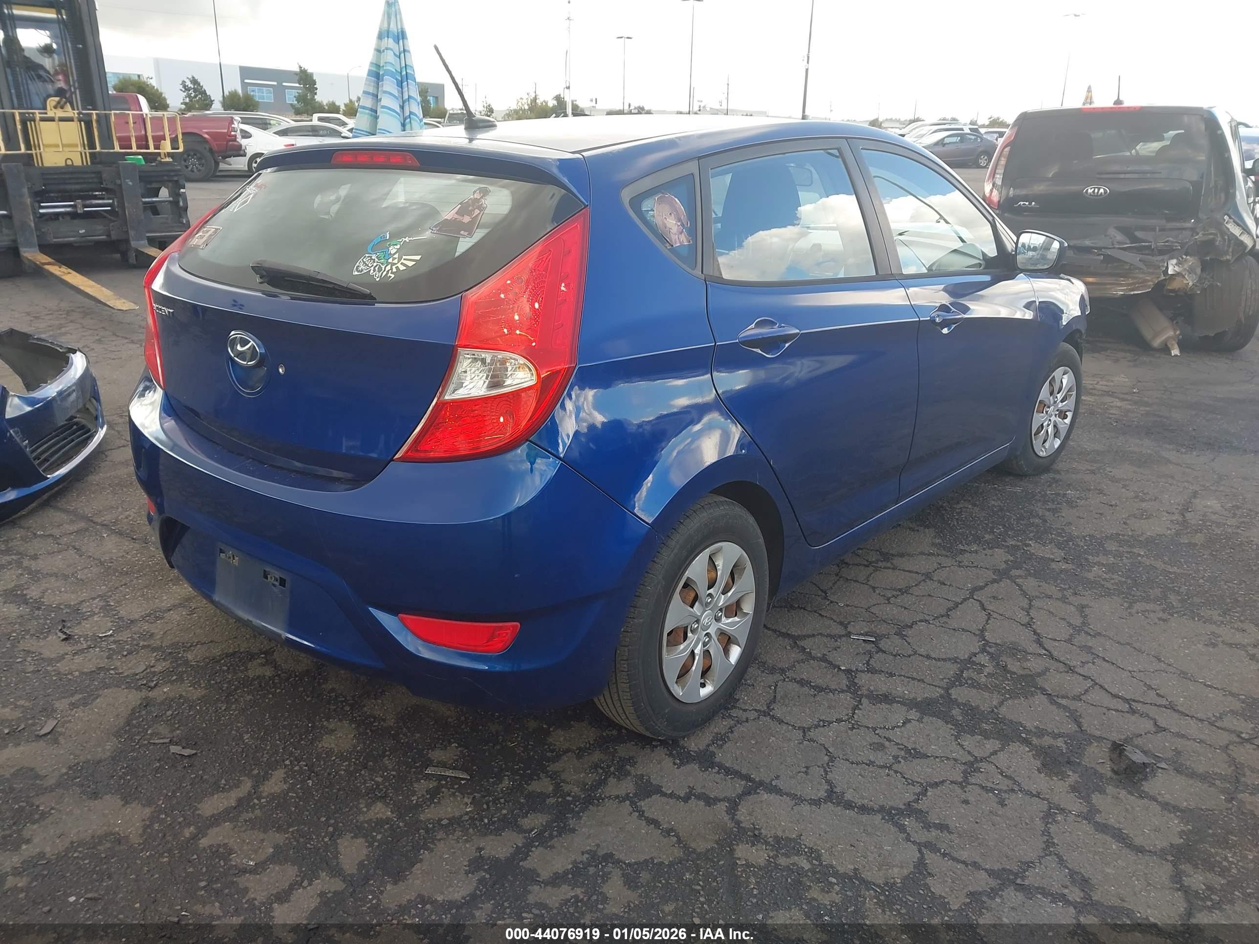 HYUNDAI ACCENT image 4