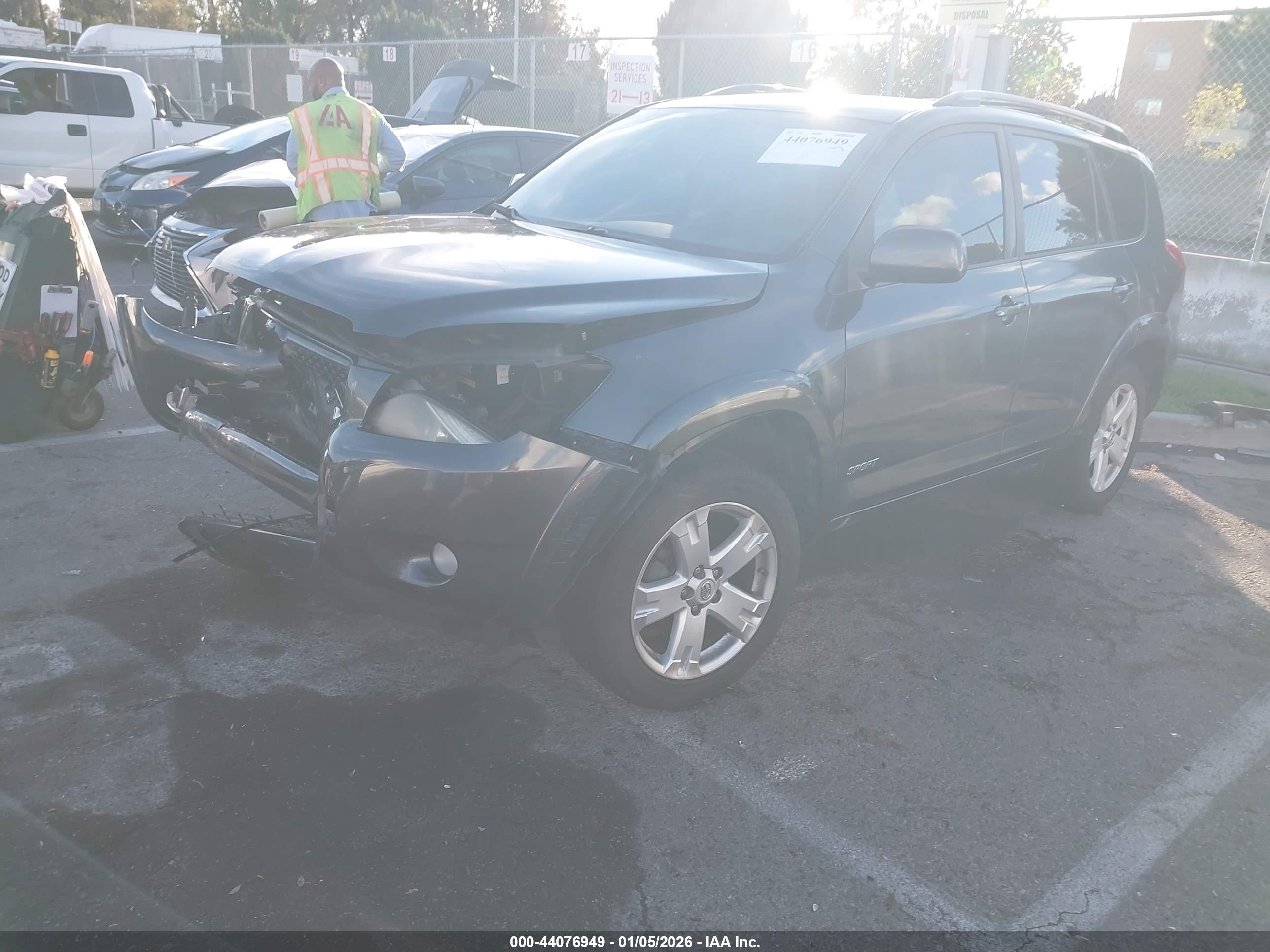 TOYOTA RAV4 image 2