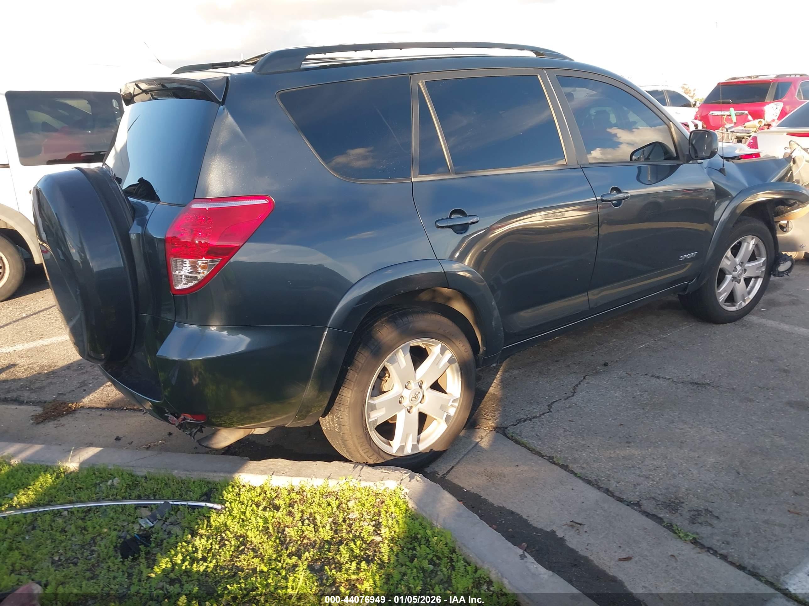 TOYOTA RAV4 image 4