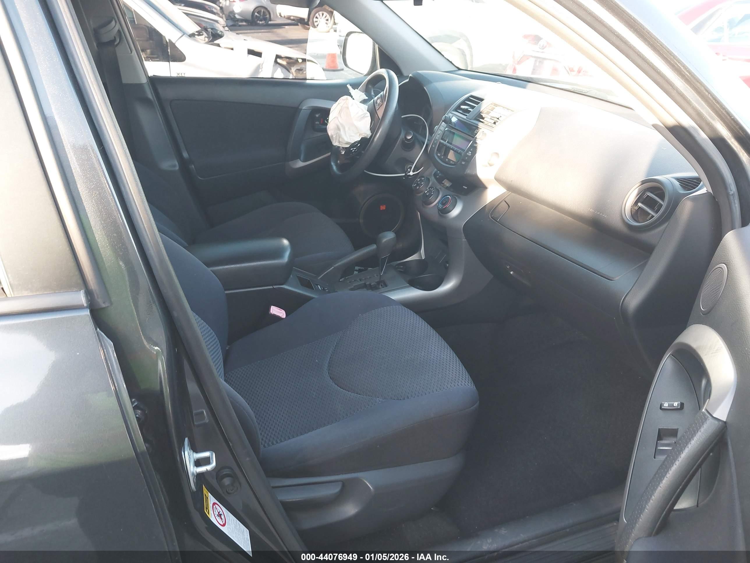 TOYOTA RAV4 image 5
