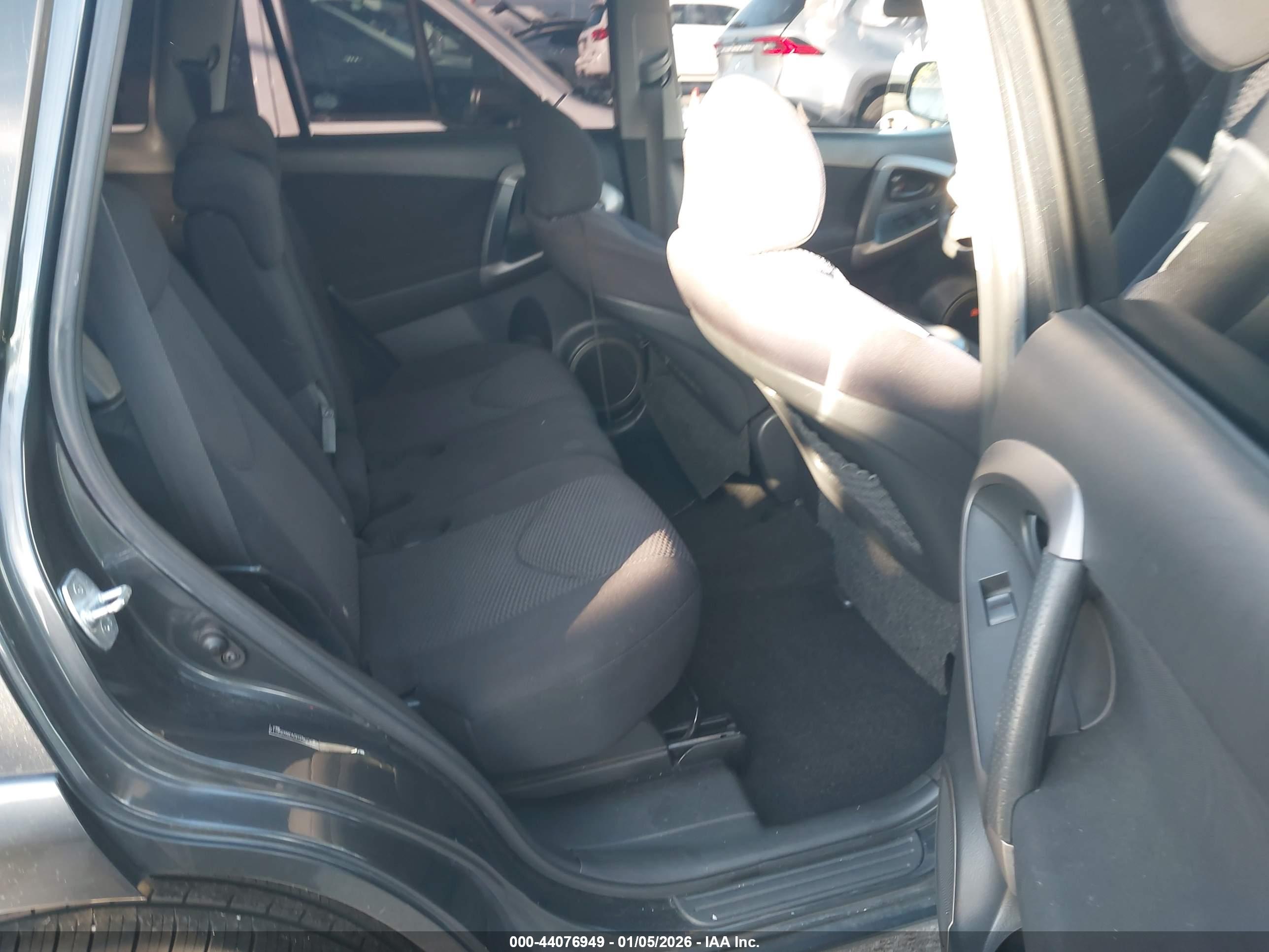 TOYOTA RAV4 image 8