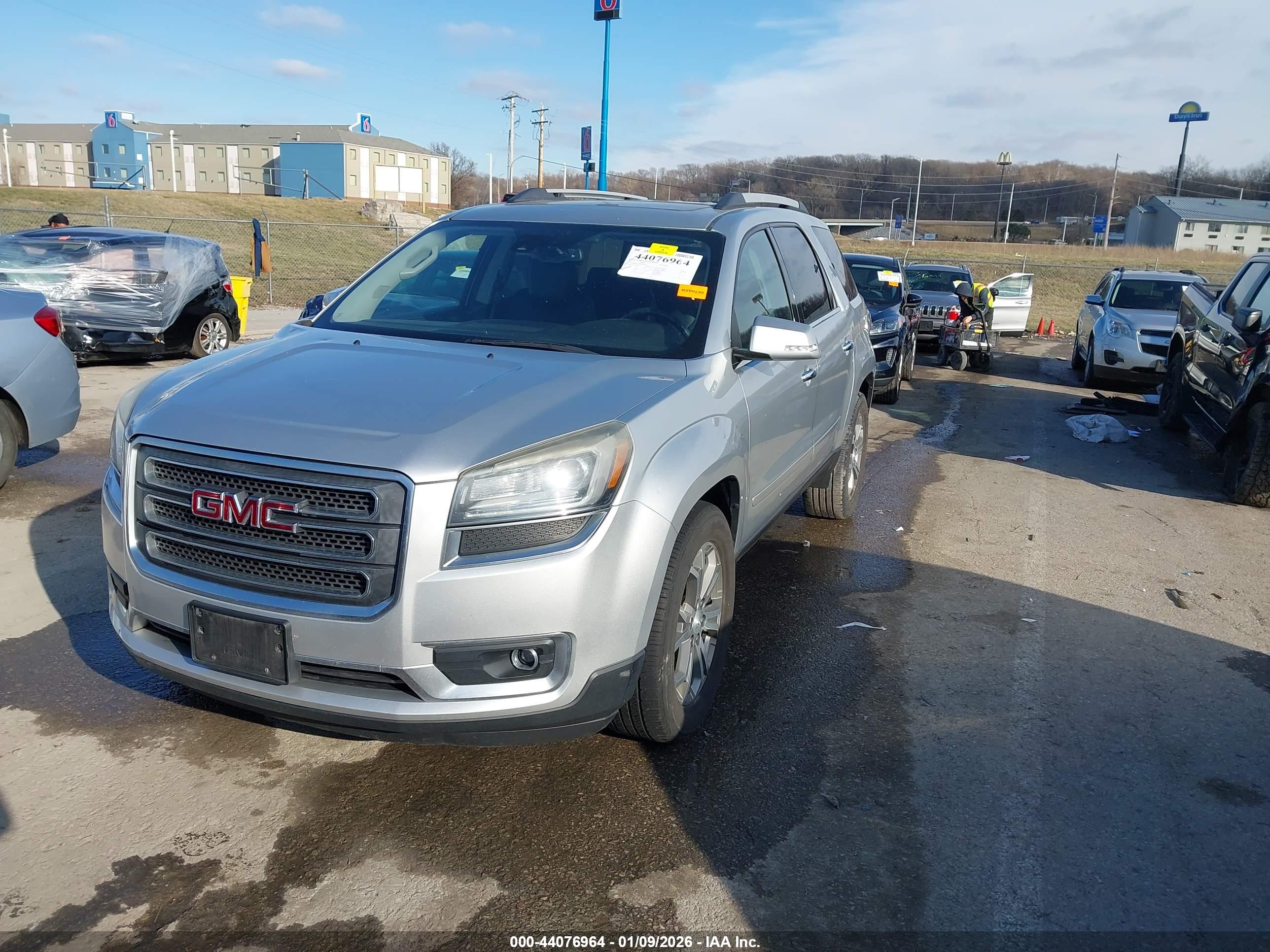 GMC ACADIA image 2
