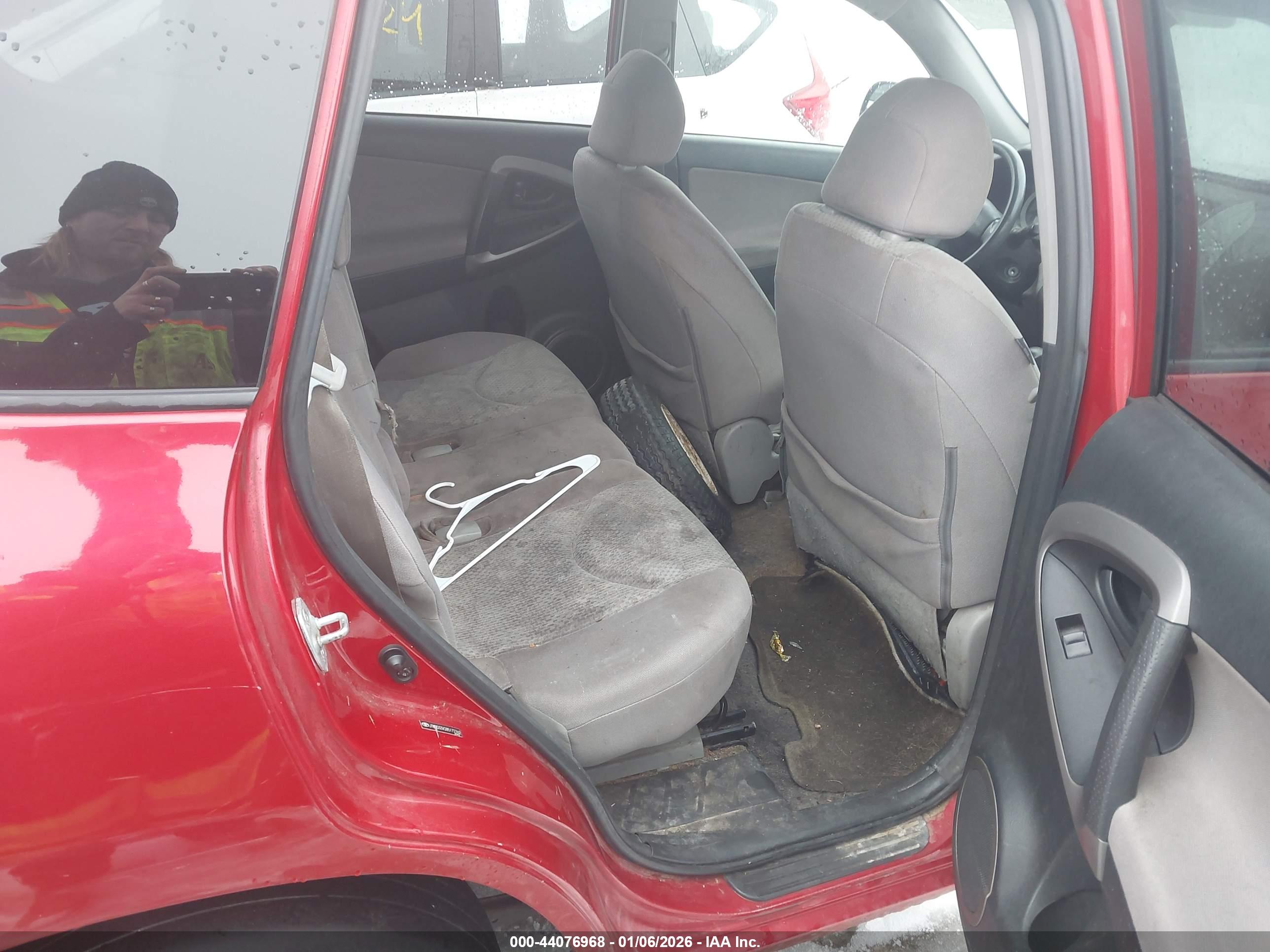 TOYOTA RAV4 image 8