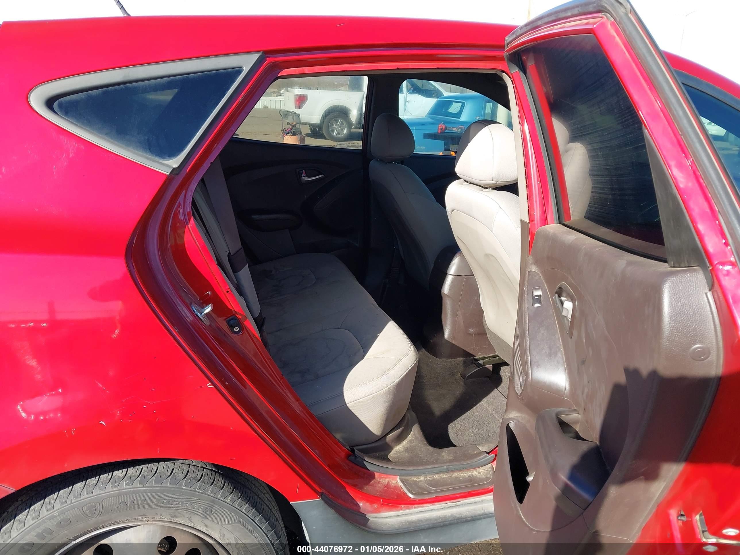HYUNDAI TUCSON image 8