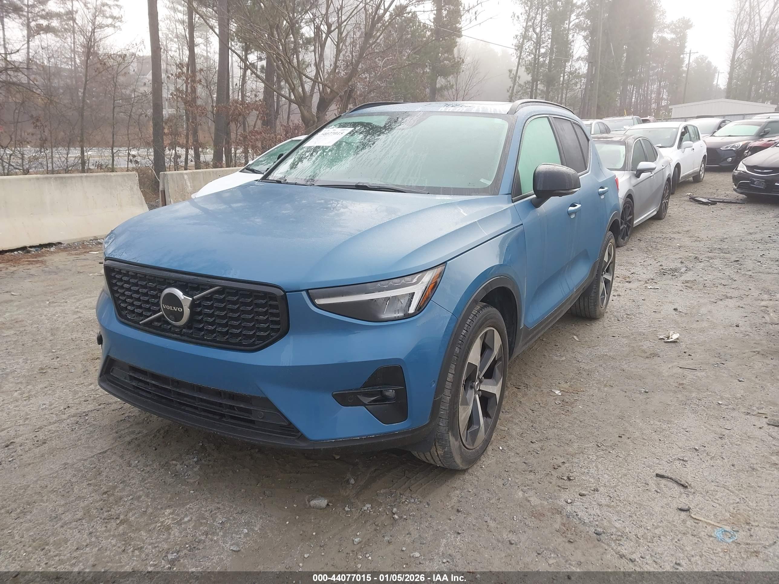 VOLVO XC40 image 2