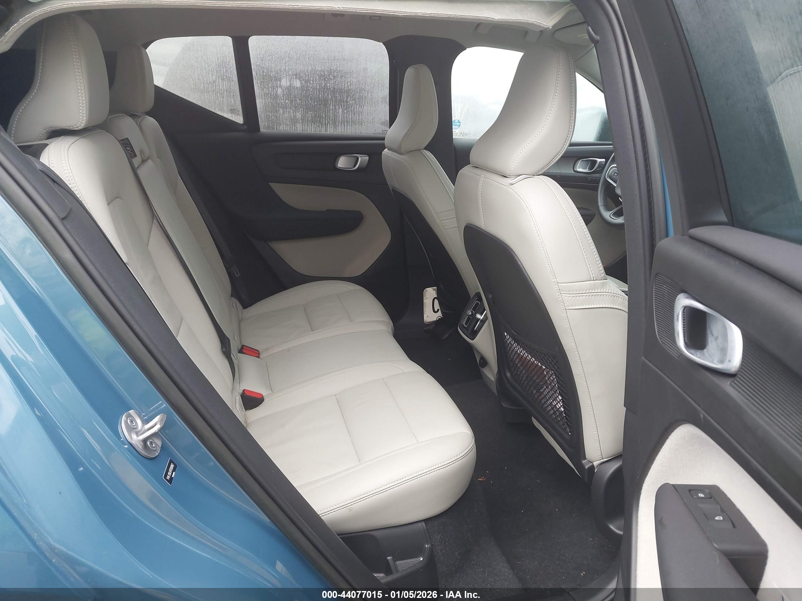 VOLVO XC40 image 8