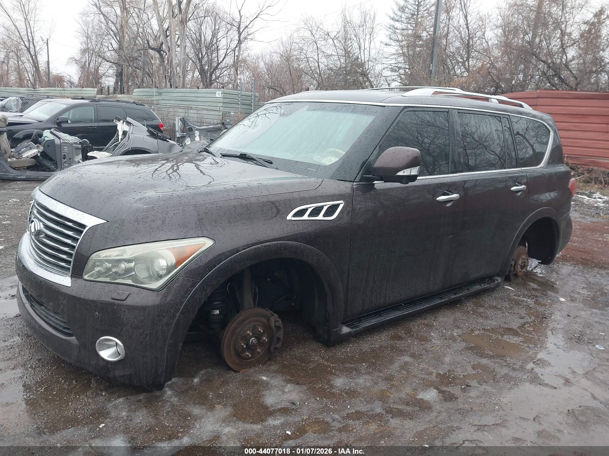 INFINITI QX56 image 2