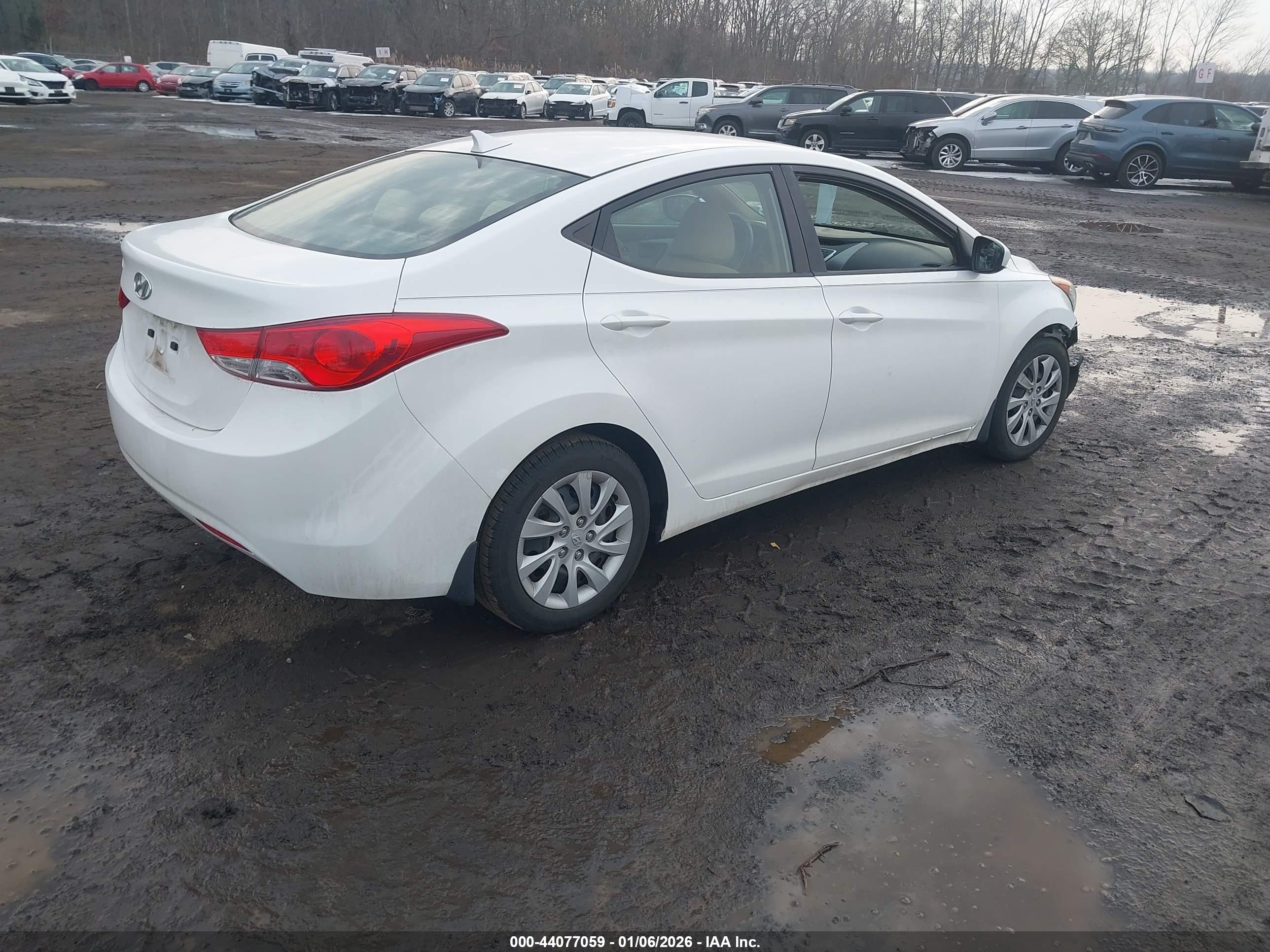 HYUNDAI ELANTRA image 4