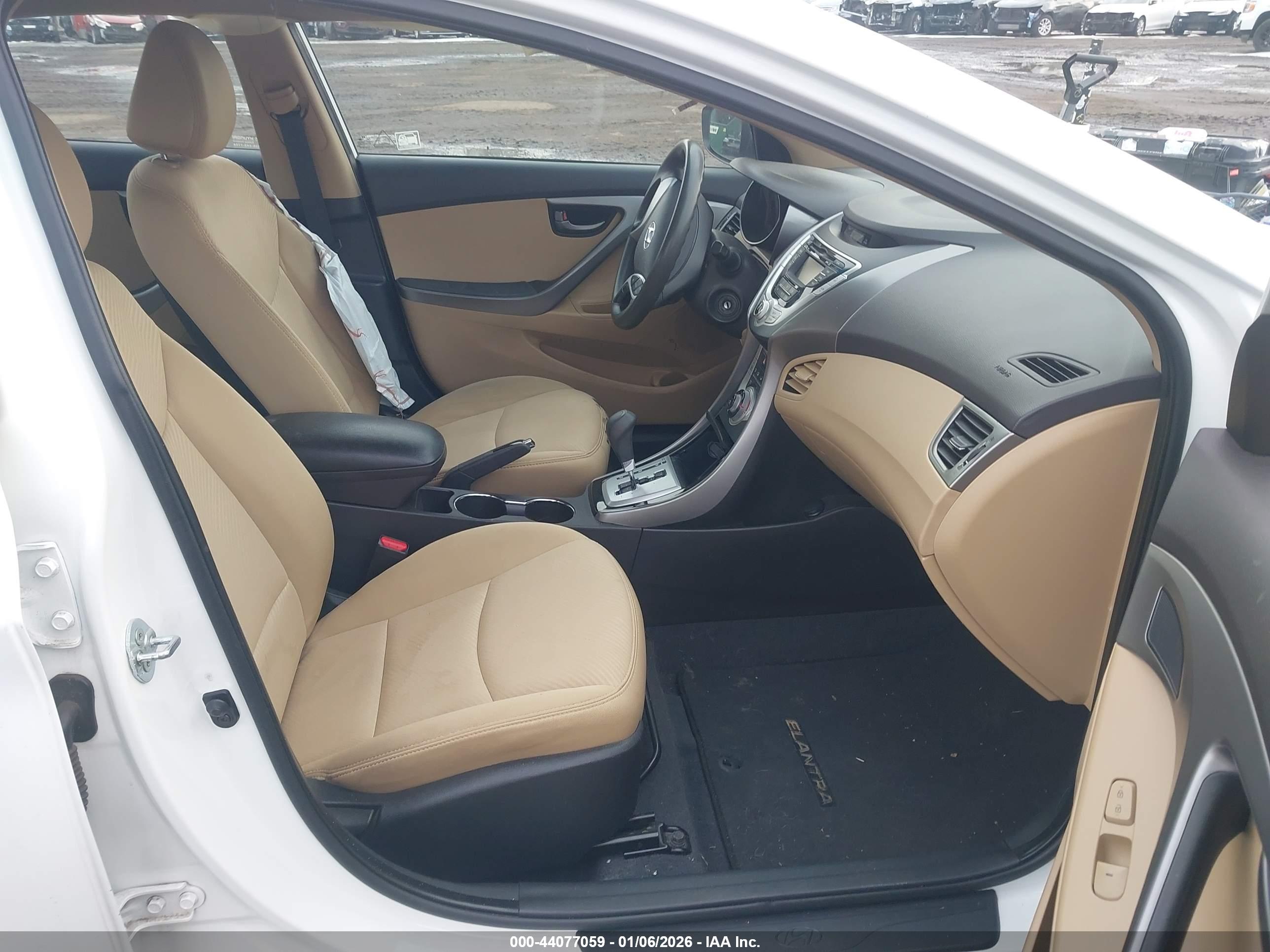 HYUNDAI ELANTRA image 5