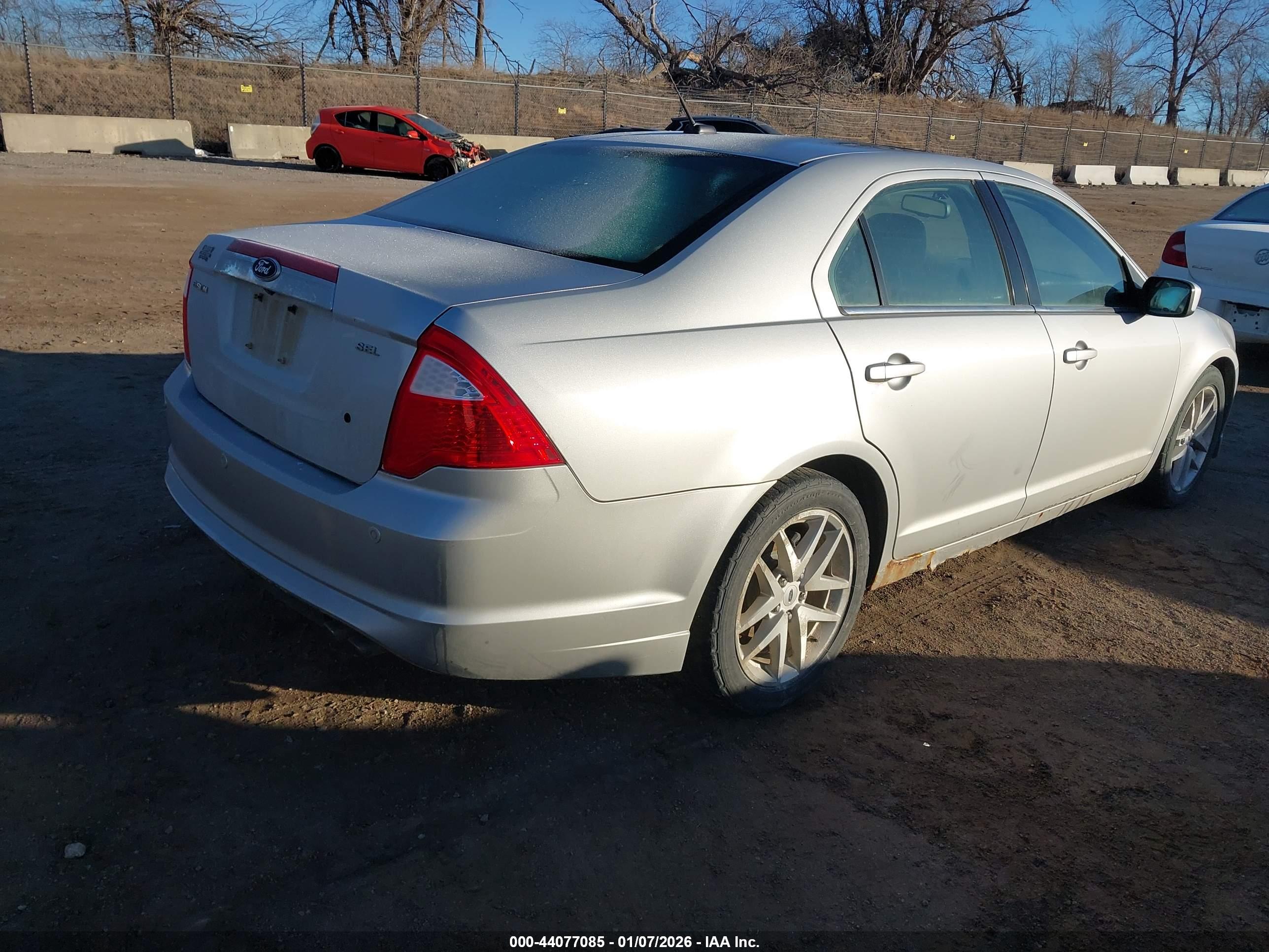 FORD FUSION image 4