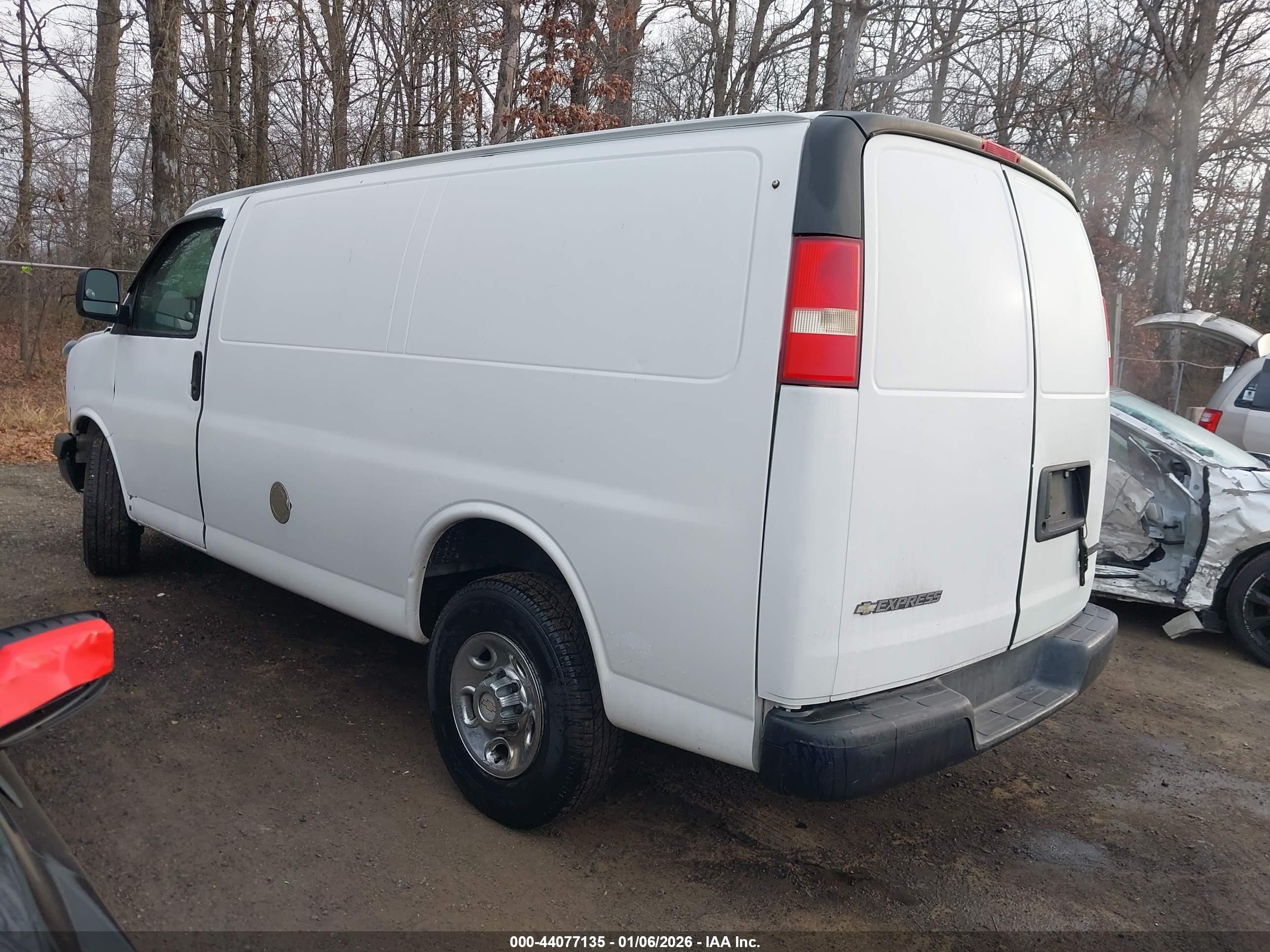 CHEVROLET EXPRESS image 3
